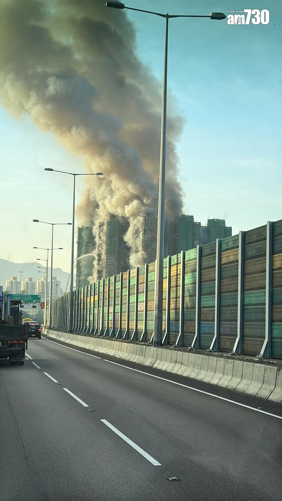 大埔宏福苑宏昌閣外牆棚架起火,消防將火警升為四級。 (讀者提供)