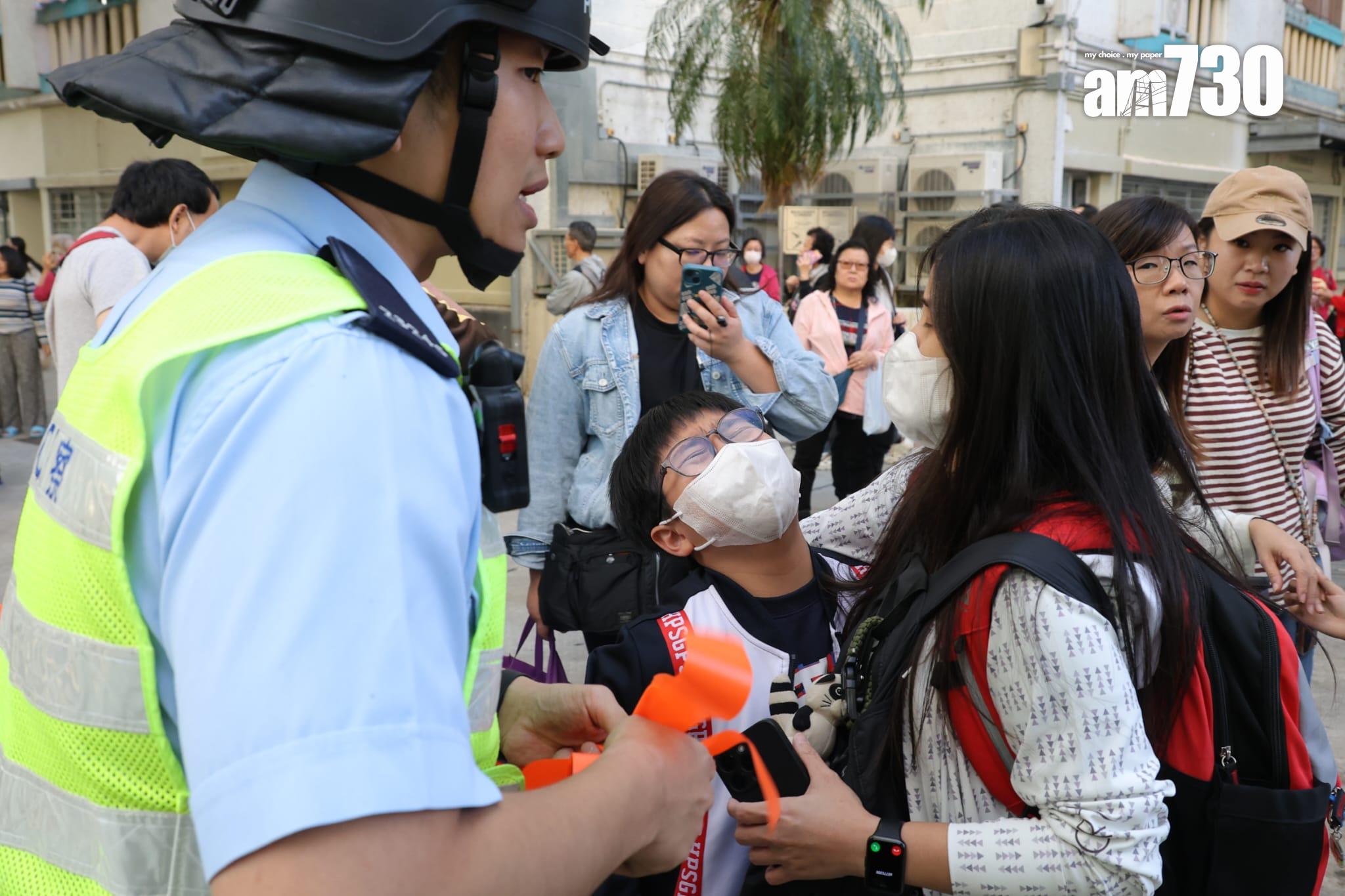 大埔宏福苑宏昌閣外牆棚架起火,消防將火警升為四級,大批居民前往安全地方暫避。 (林俊源攝)