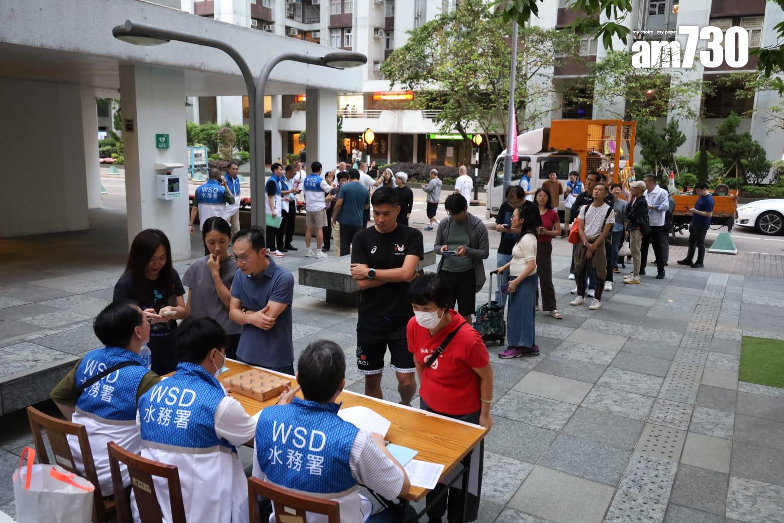 水務署派員到場協助。( 鍾式明攝)