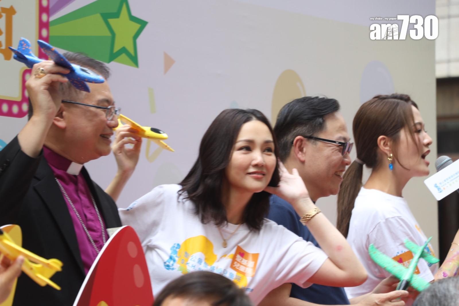 謝安琪在活動進行掟飛機儀式,瞄準掟給台下兒子。(娛樂組攝)