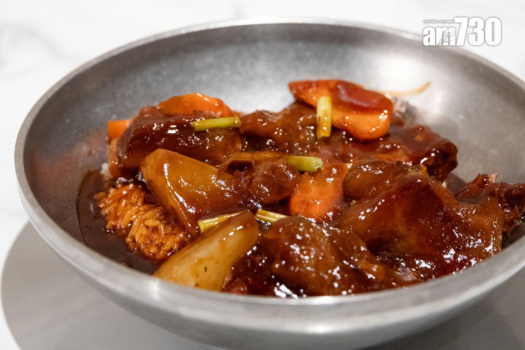 柱侯牛筋崩沙腩飯($98) 崩沙腩燜得夠腍,牛筋柱侯汁亦都入味。(周令知攝)