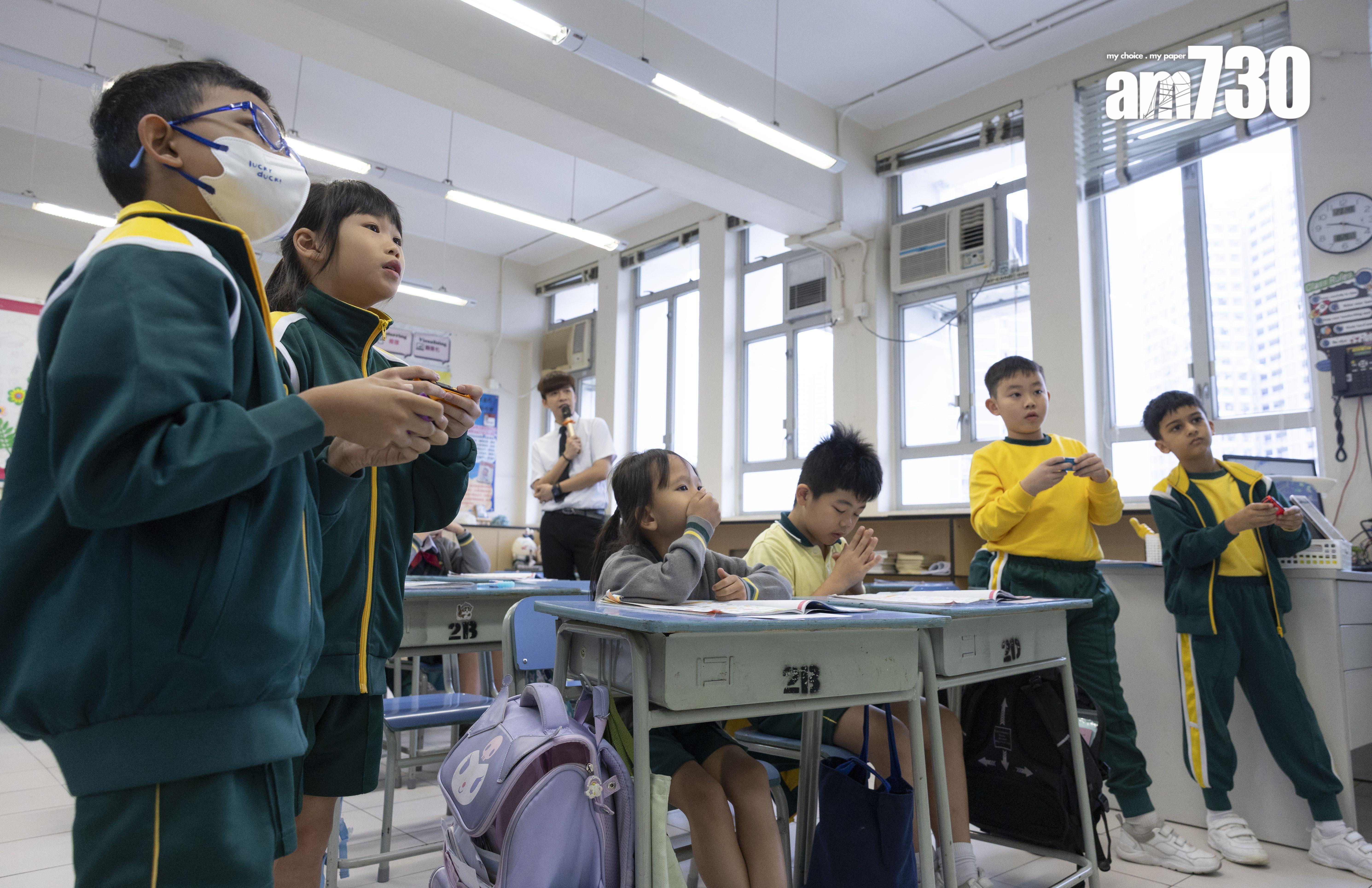 學生玩經典遊戲瑪利歐派對系列(Mario Party)。(蘇文傑攝)