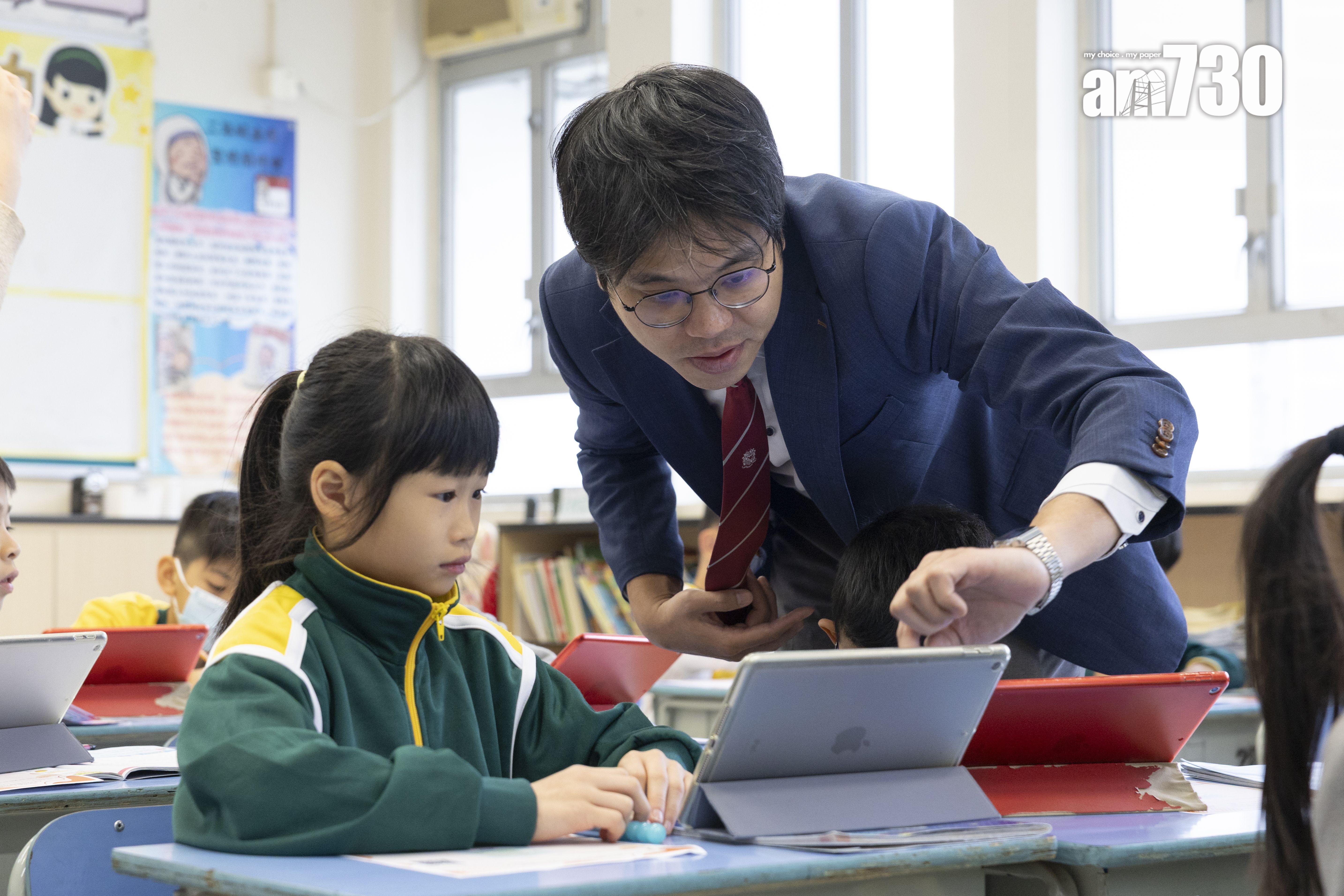 馮校長表示,學校會觀察學生課堂及進展性評估表現,評估新教學方法的成效。(蘇文傑攝)