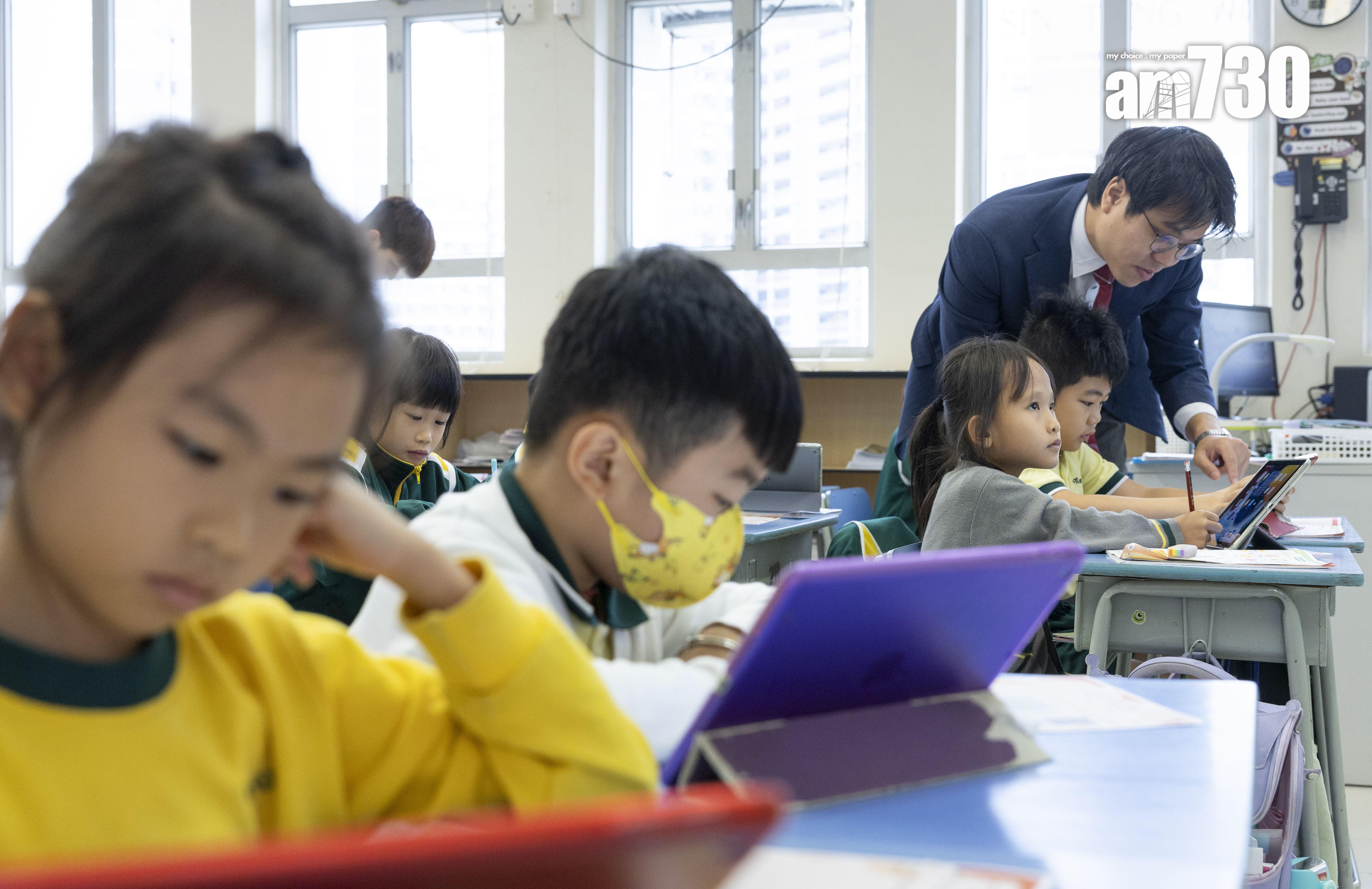 學生玩遊戲學習英文單數(singular)和複數(plural)概念。(蘇文傑攝)