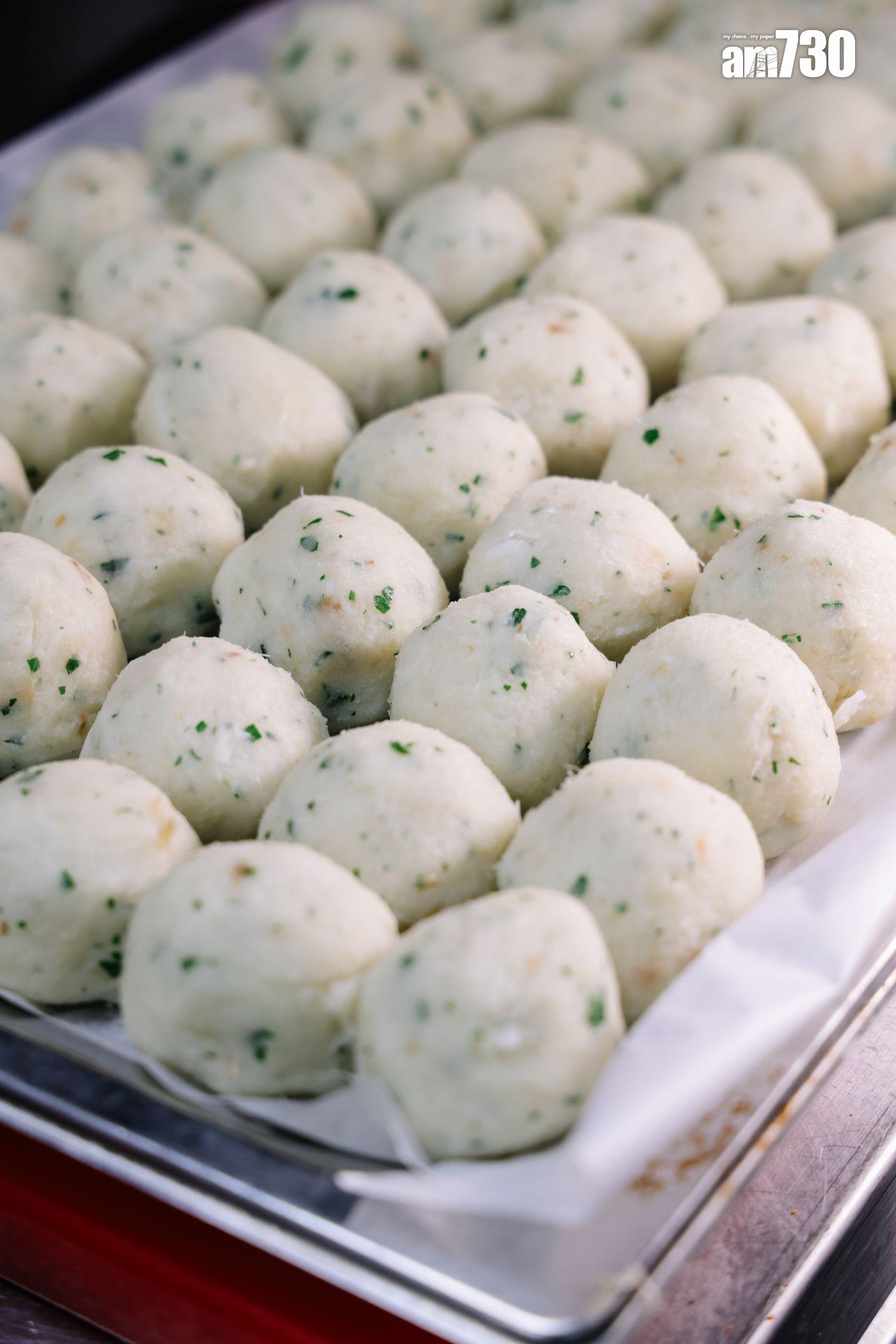 先將鹹魚拆肉、青衣魚柳慢煮一小時,然後與薯仔蓉及意大利番茜搓勻,放入冰箱冷藏一晚定型,翌日再裹上麵粉、雞蛋及麵包糠下油炸。(吳康琦攝)