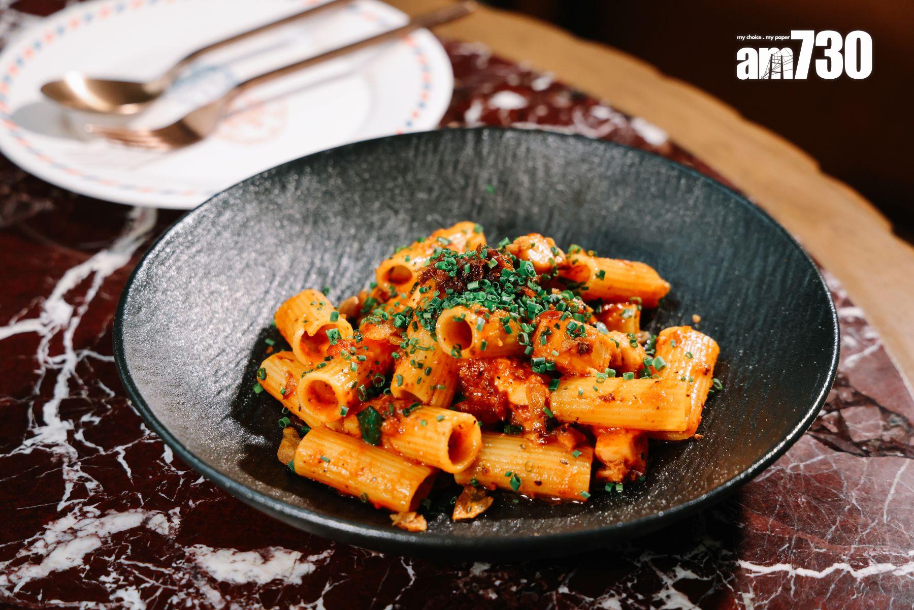 XO醬意大利辣肉醬八爪魚粗管麵 ($148)粗管麵帶嚼勁,坑紋與孔壁全面鎖汁,濃惹鹹辛。(吳康琦攝)