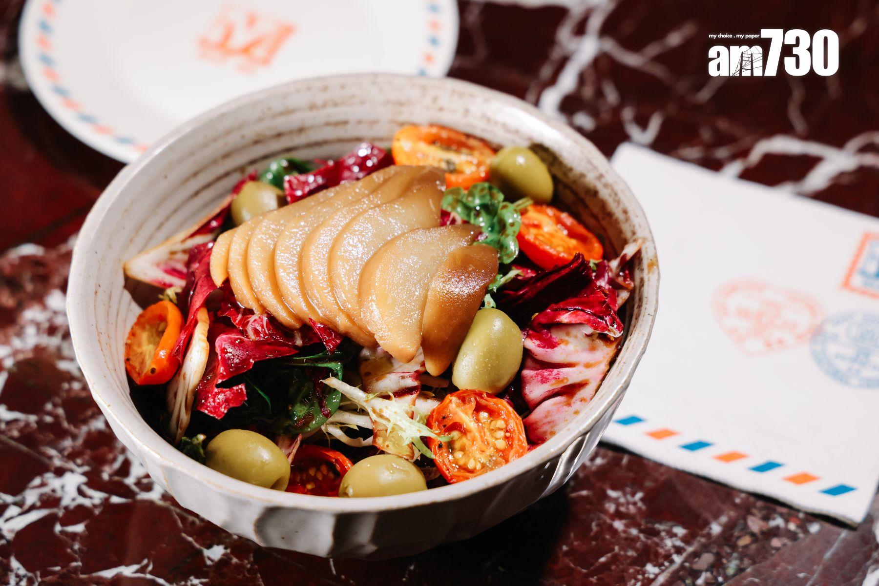 咖啡慢煮梨沙律($88) 清甜多汁的梨子吸透冷萃咖啡的韻味,蔬菜沙律輕怡嫩爽。(吳康琦攝)