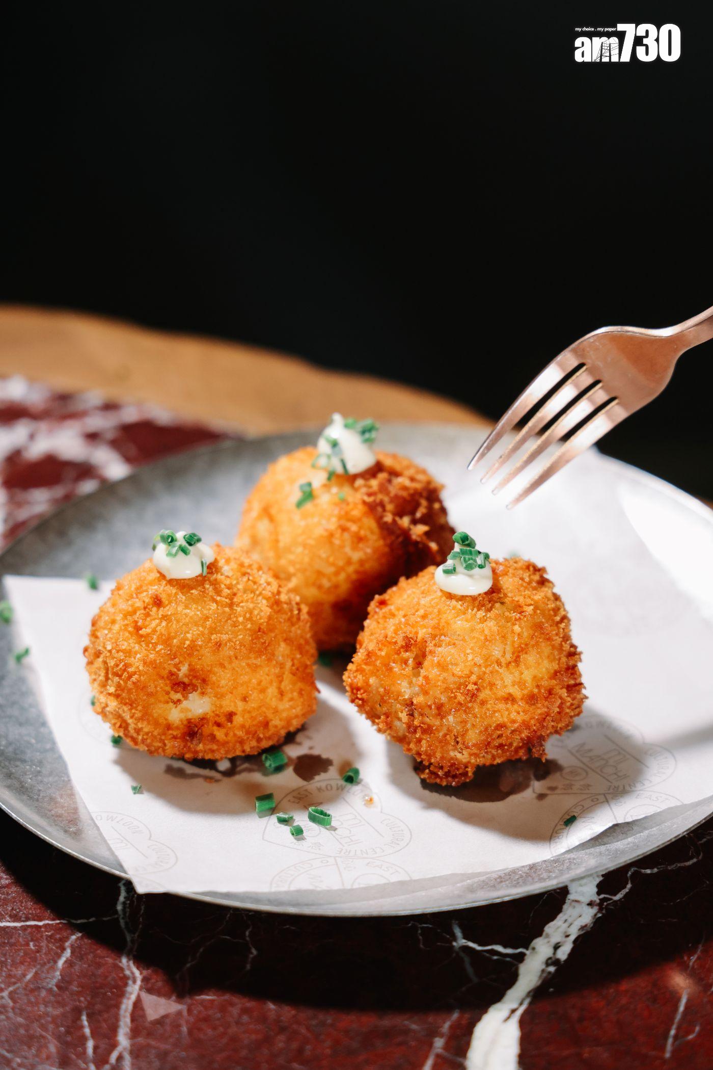 本地大澳馬友炸丸子 (三粒$ 88) 加入青衣魚柳及薯蓉炸成,番茜散發香草清香。(吳康琦攝)