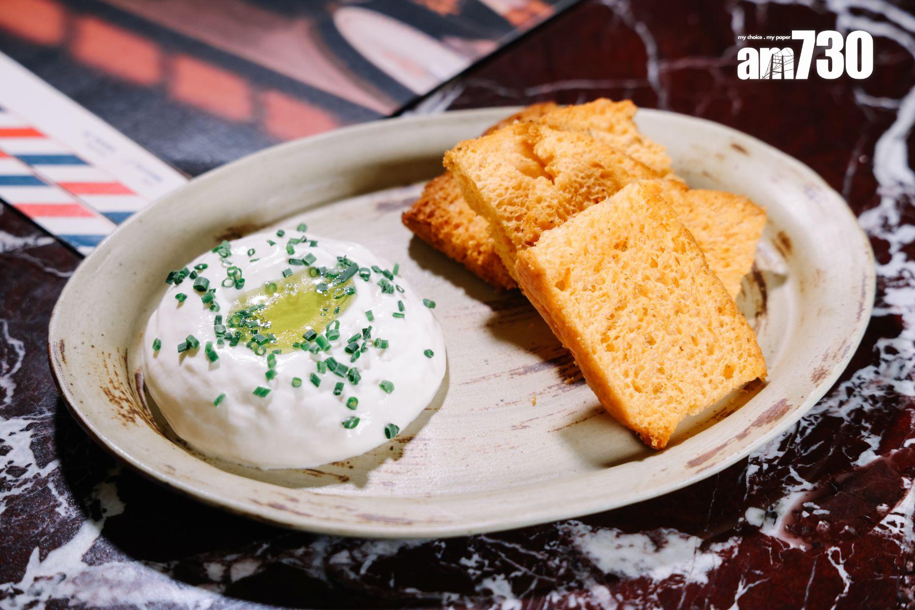 豆乳芝士泡沫配佛卡夏多士($ 78) 泡沫輕盈豆香柔和,充滿空氣感;多士番茄味天然。 (吳康琦攝)