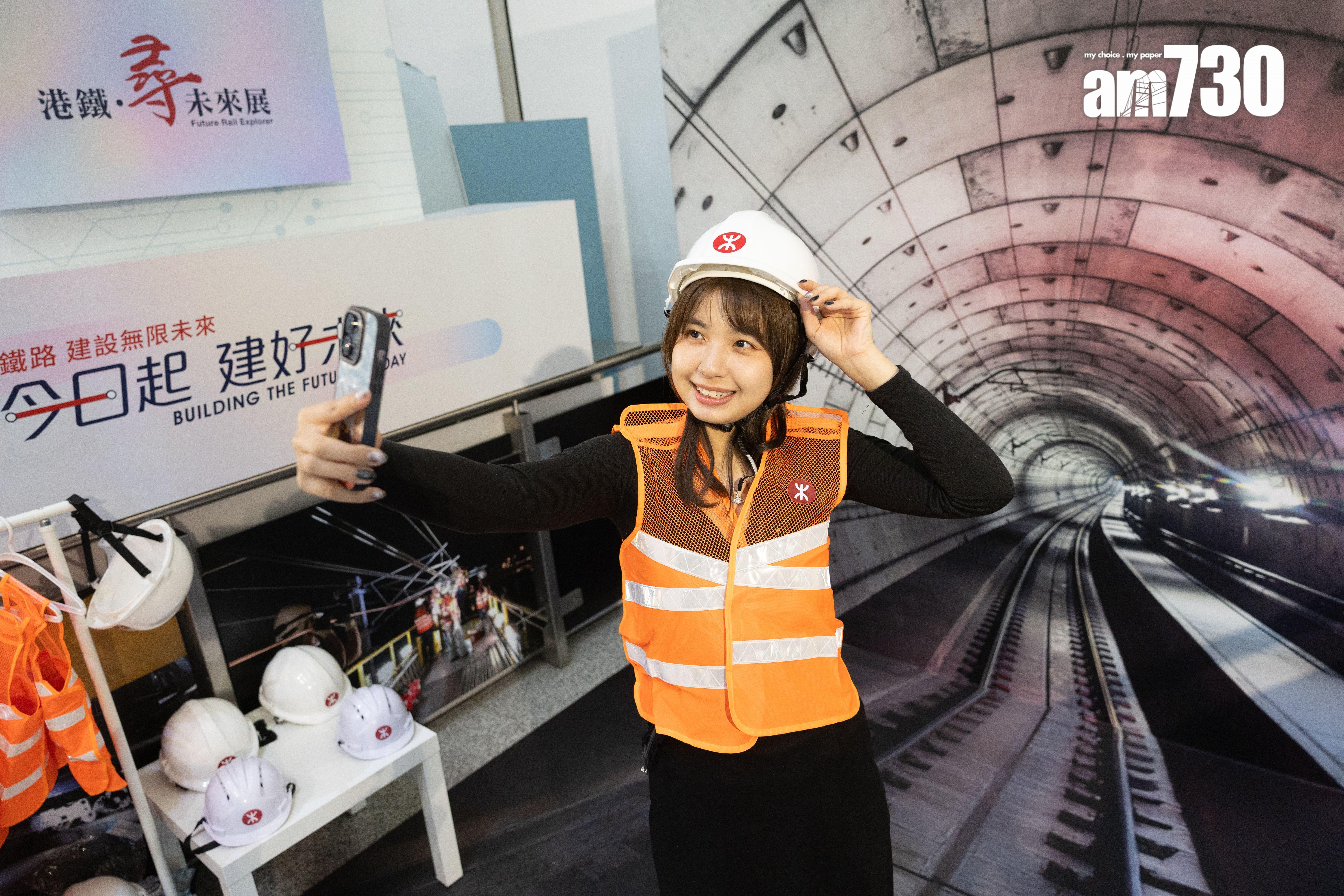 參觀人士可以試穿港鐵工程人員服裝,並於興建中的新工程秘景隧道前拍照留念。(蘇文傑攝)