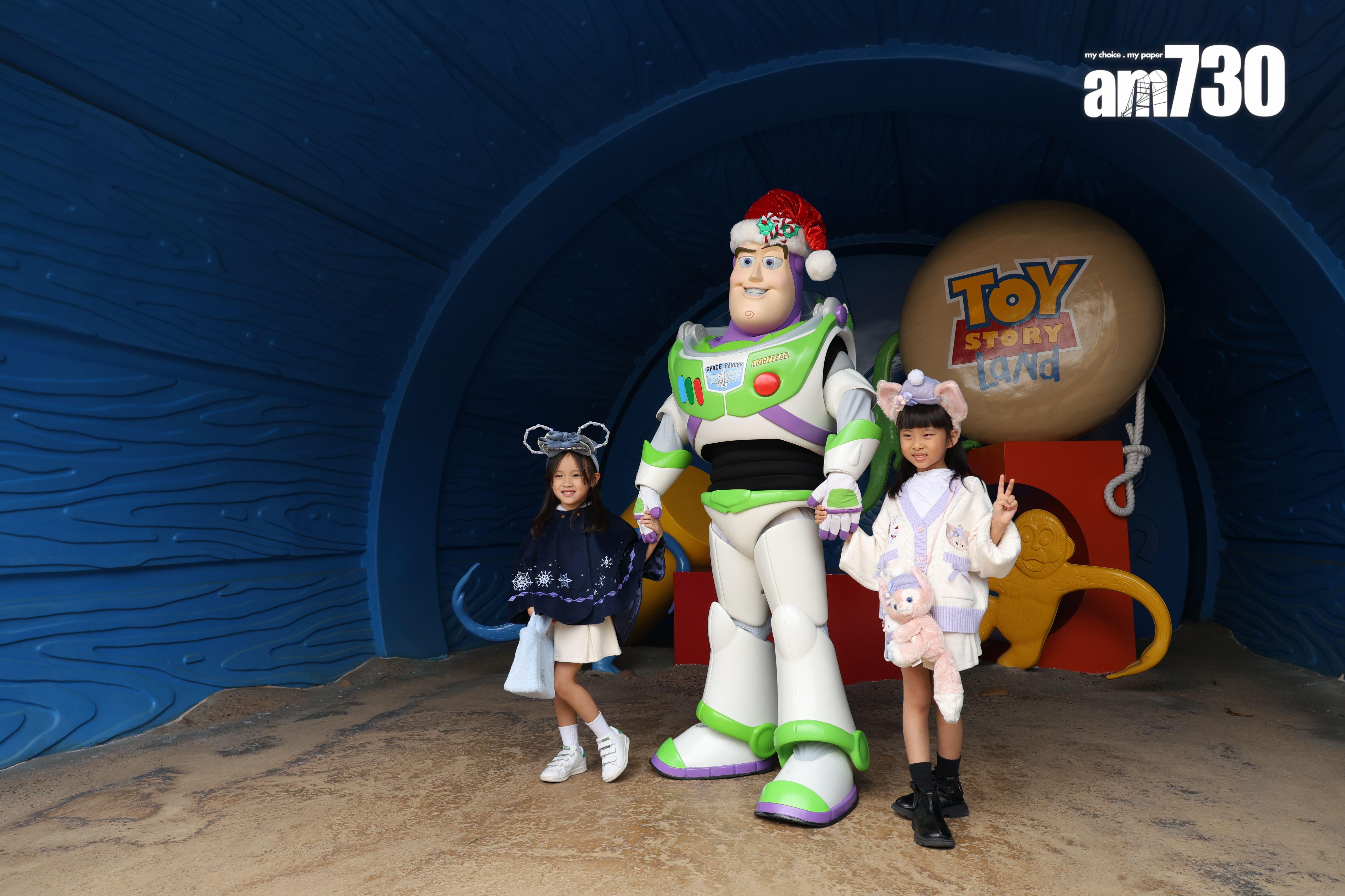 於反斗奇兵大本營內,胡迪、巴斯與翠絲首次穿上節日新衣。(林俊源攝)