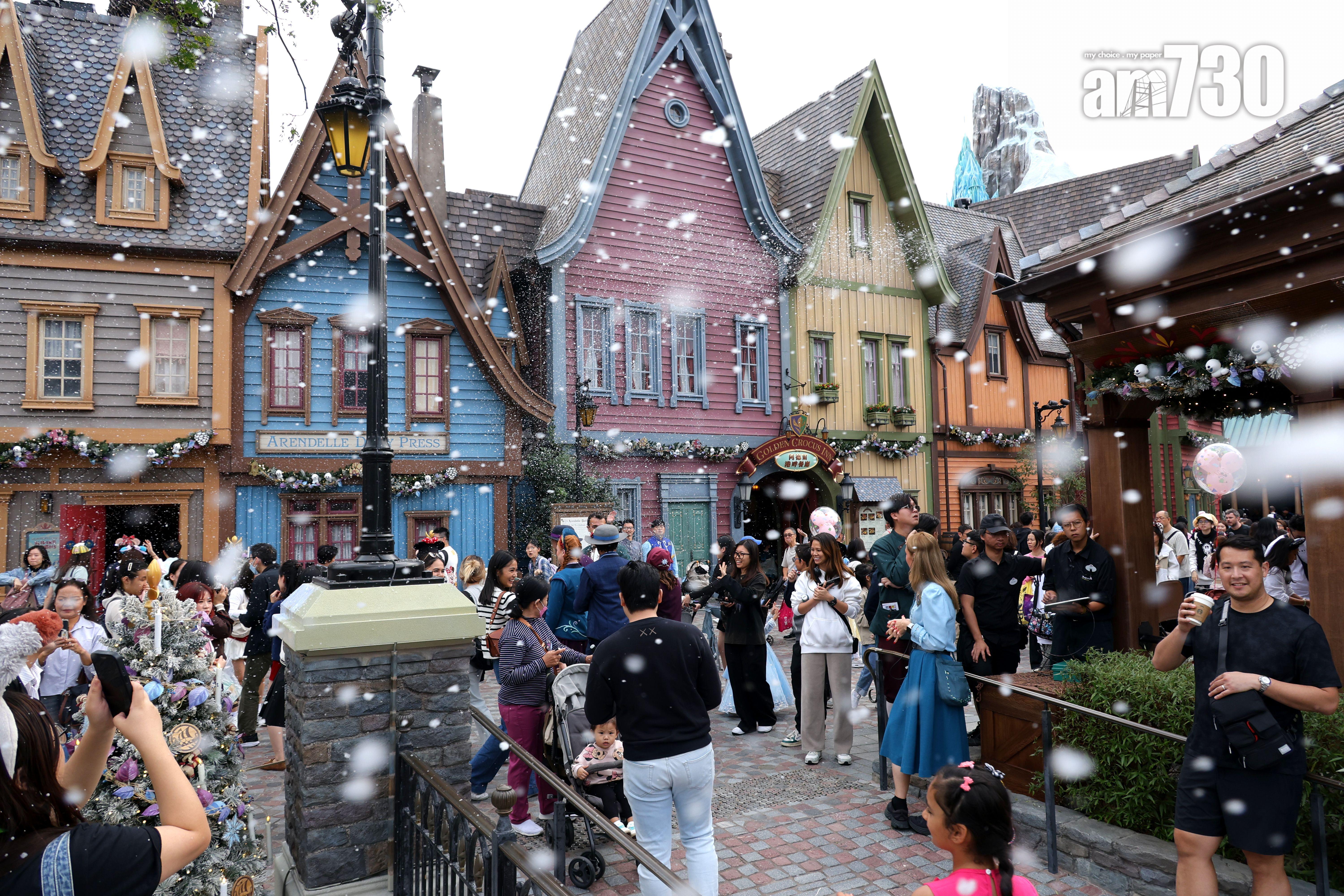 指定時間內,魔雪奇緣世界將會落下漫天飄雪。(林俊源攝)