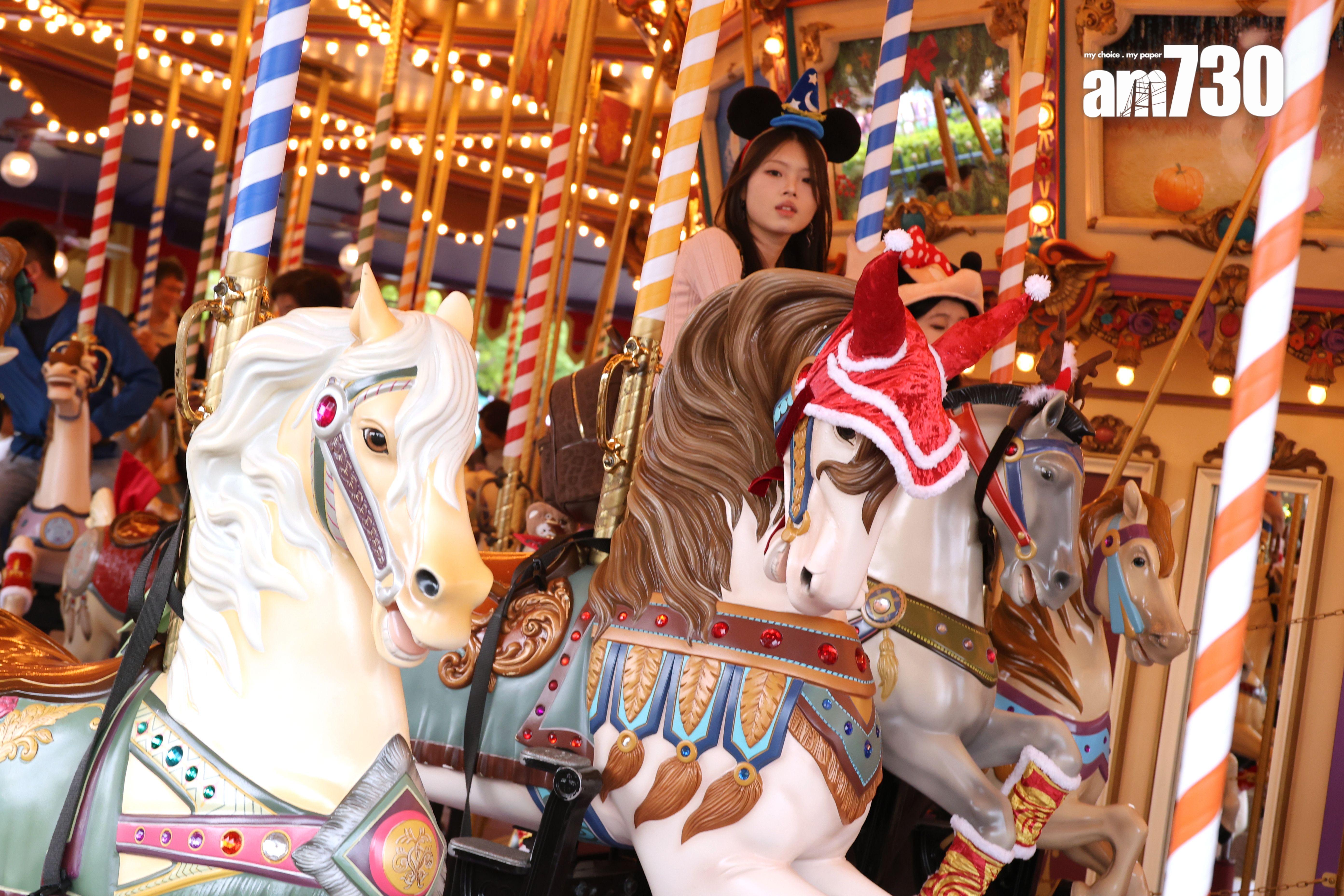 幻想世界內的灰姑娘旋轉木馬亦同步換上全新聖誕裝飾。(林俊源攝)