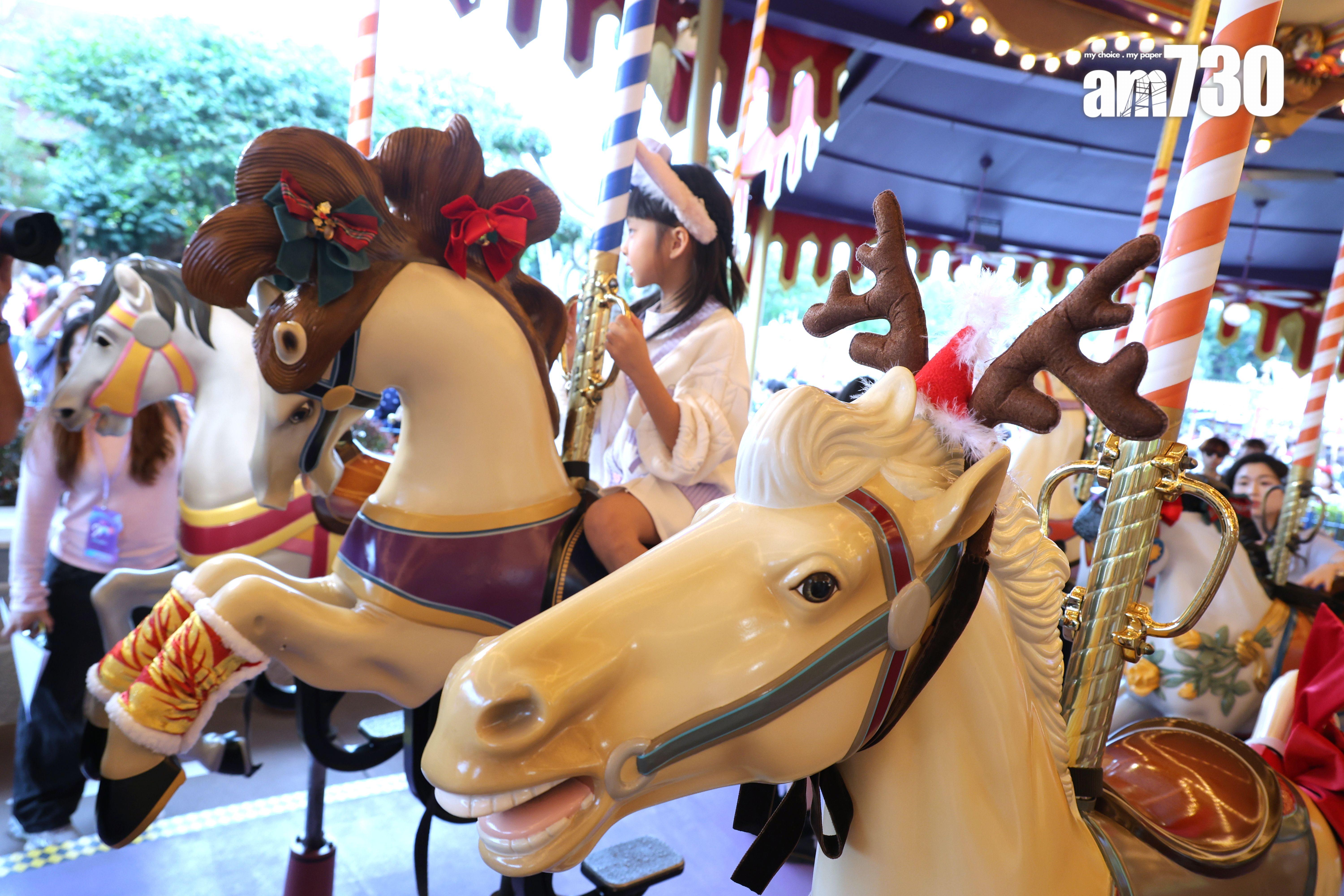 幻想世界內的灰姑娘旋轉木馬亦同步換上全新聖誕裝飾。(林俊源攝)