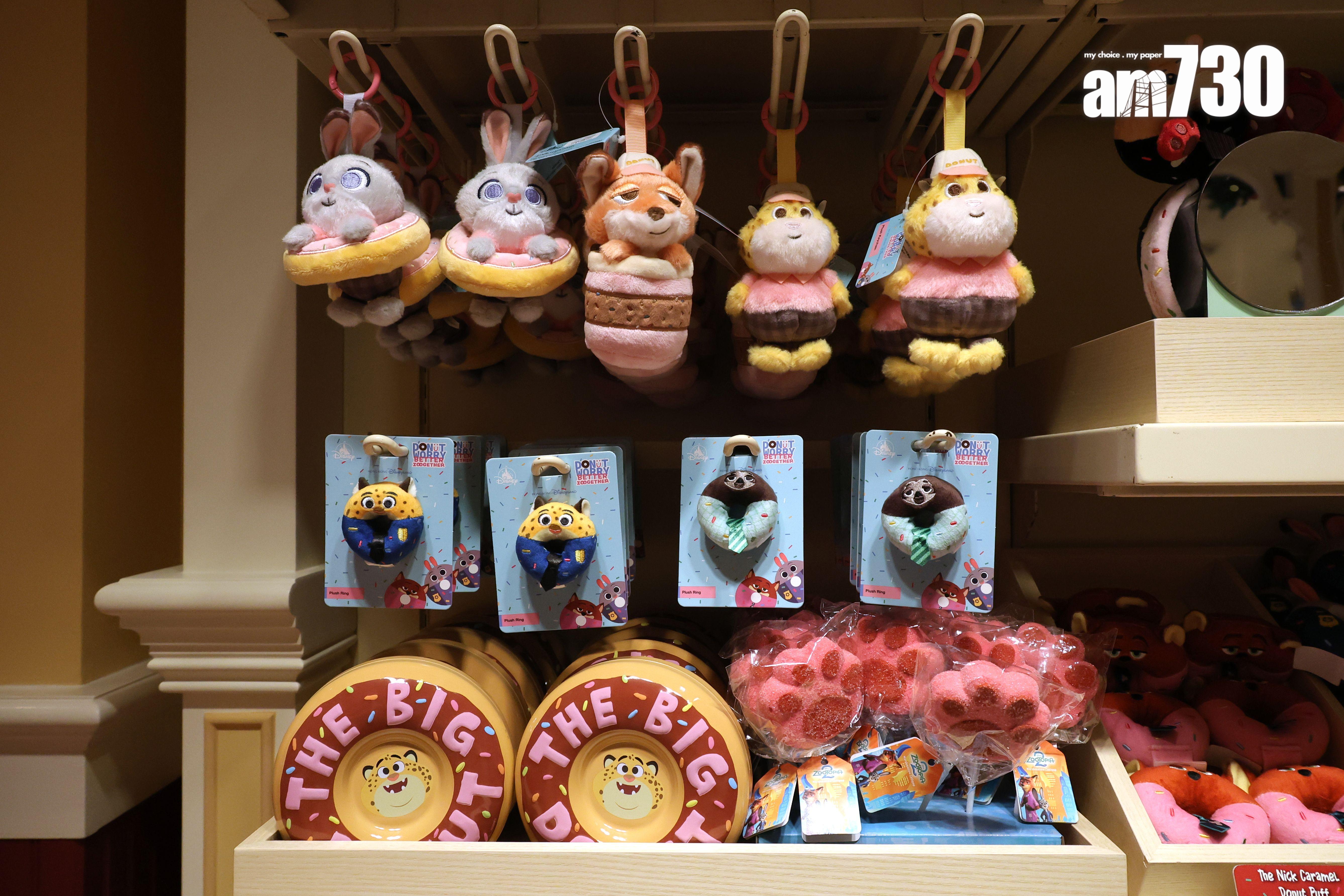 店內同時發售多款冬甩造型髮圈、咕𠱸及戒指等。(林俊源攝)