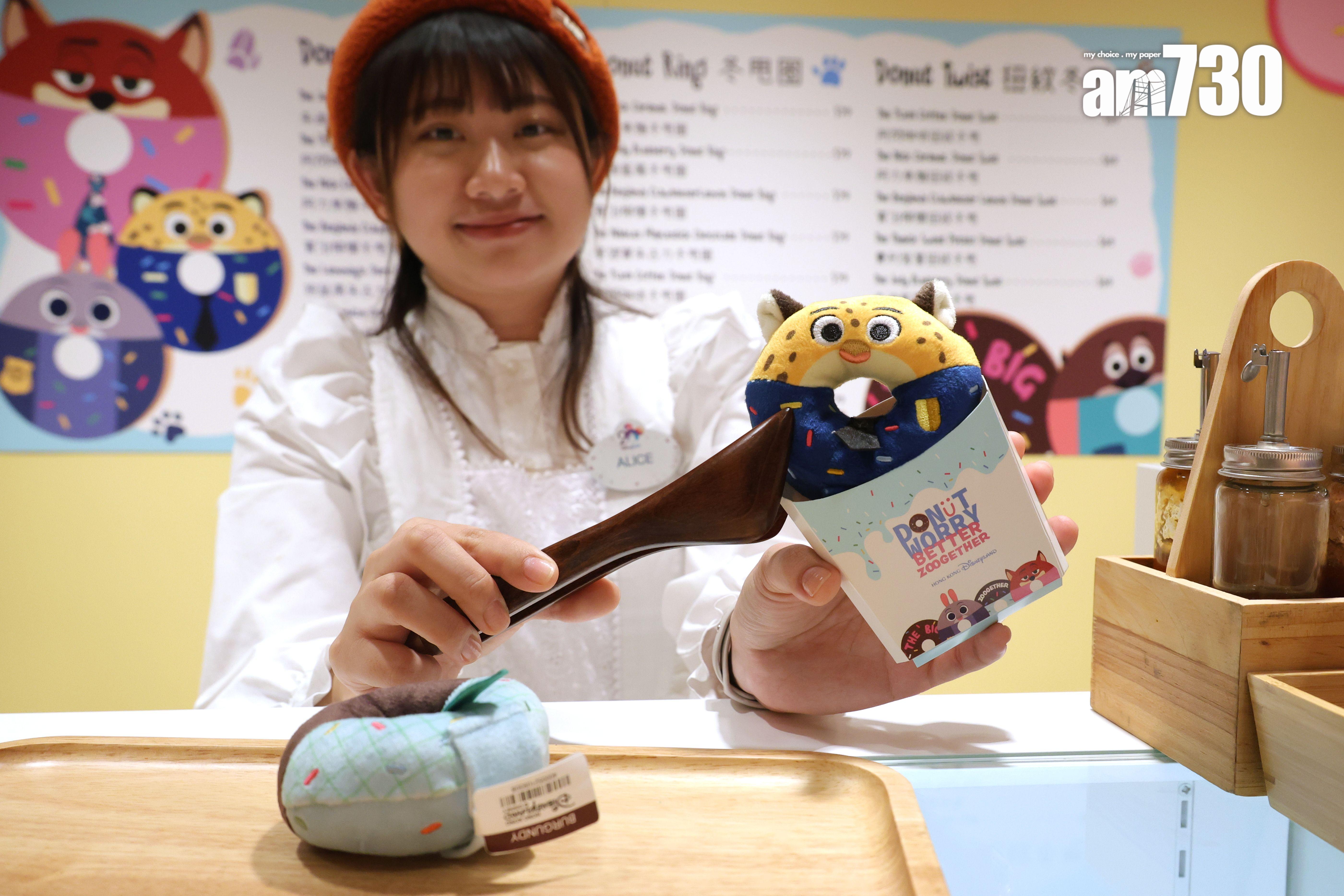 店員將「冬甩」放進盒子裏包裝。(林俊源攝)