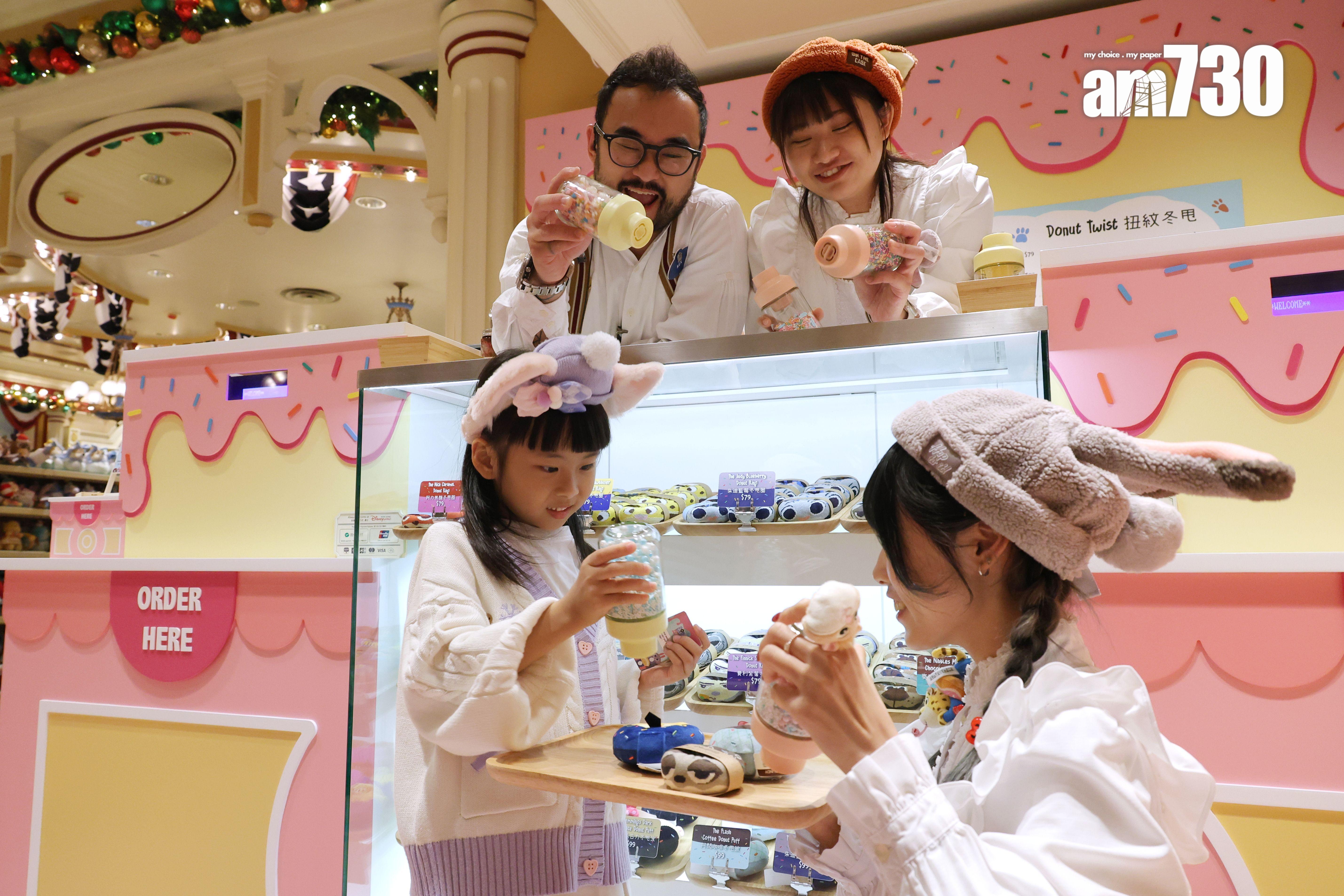 顧客可體驗現時大熱的互動式購物,先用麵包夾夾起心水「冬甩」,再與店員一起說出魔法咒語「開心笑,開心揀,優獸大都會!」並「灑」上糖粉!(林俊源攝)