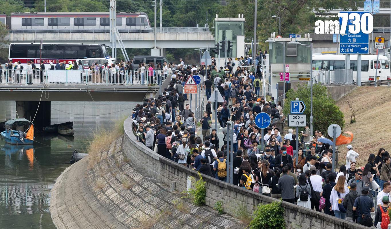 大埔宏福苑五級火發生第五日,到場獻花悼念的市民人龍延伸約兩公里。(蘇文傑攝)