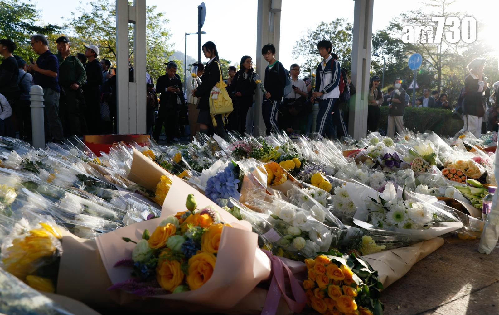 大埔宏福苑五級火,大批市民到場悼念(蘇文傑攝)