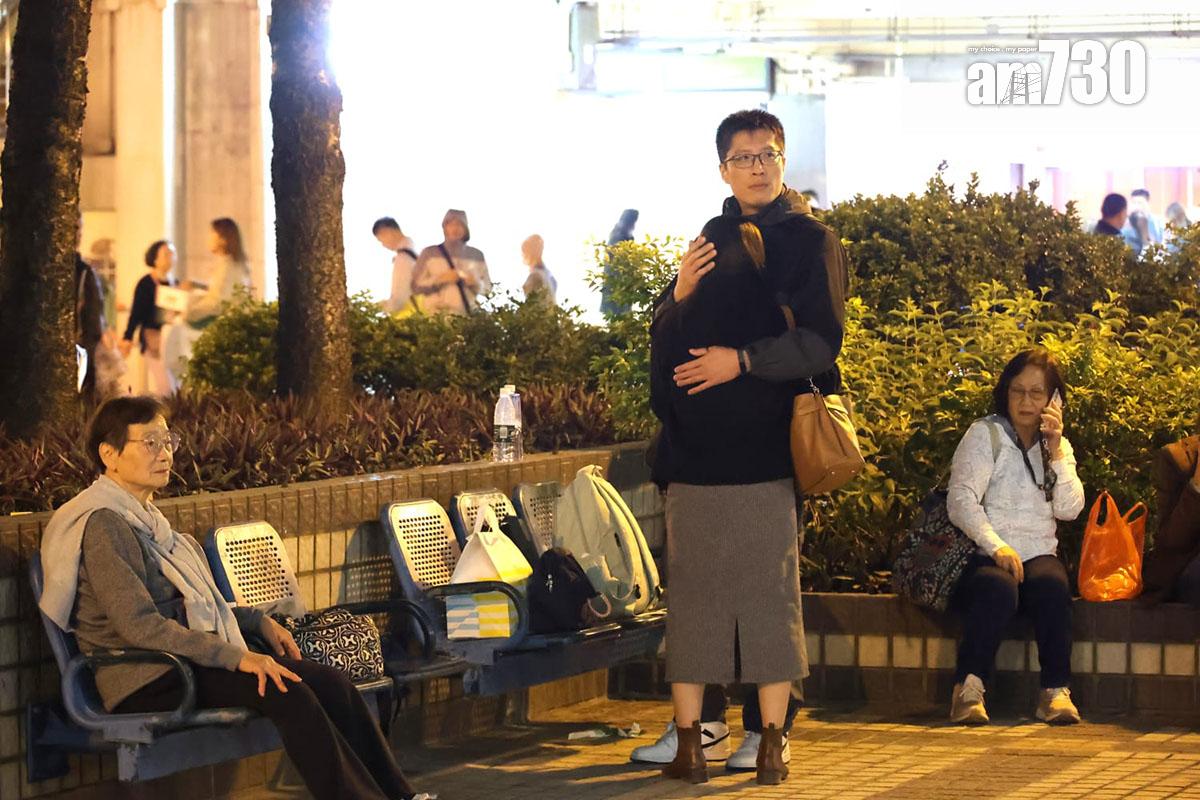 大埔宏福苑發生五級火,居民到附近安全地方暫避,憂心忡忡。(林俊源攝)