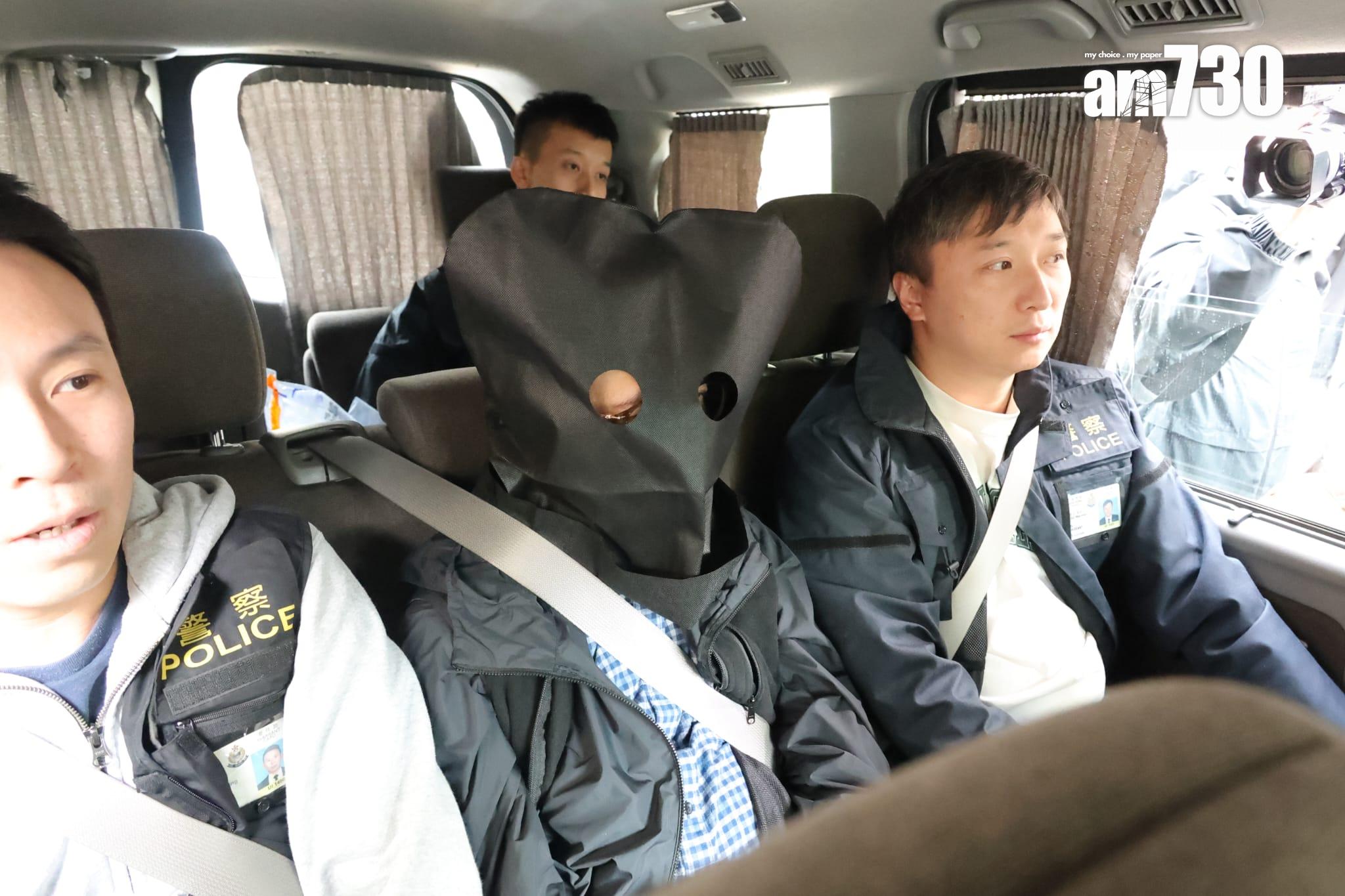 大埔宏福苑五級火|工程公司3負責人涉「誤殺」被捕,其中一人被押返馬鞍山蒐證。(林俊源 攝)