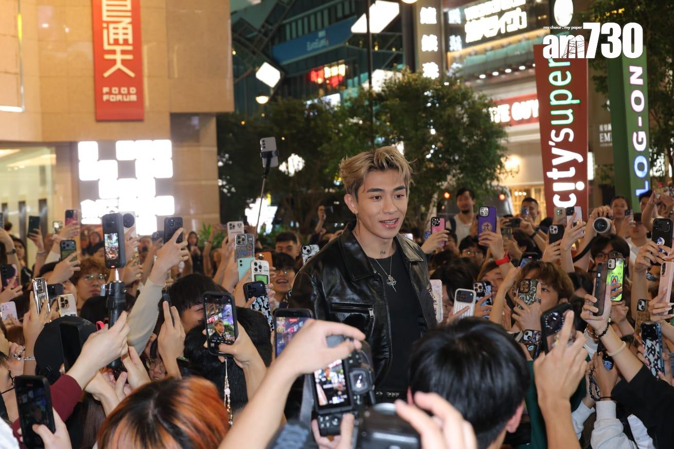 Tyson Yoshi快閃現身銅鑼灣,被大批fans包圍。(林俊源攝)