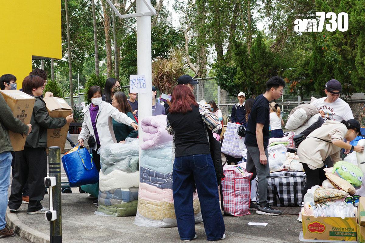 大埔宏福苑五級火發生後,大量熱心市民在附近為災民派發物資。(資料圖片/吳康琦攝)