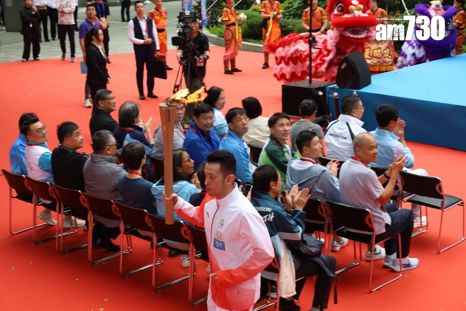 港隊男子乒乓代表黃鎮廷負責跑第一棒。(鍾式明攝)