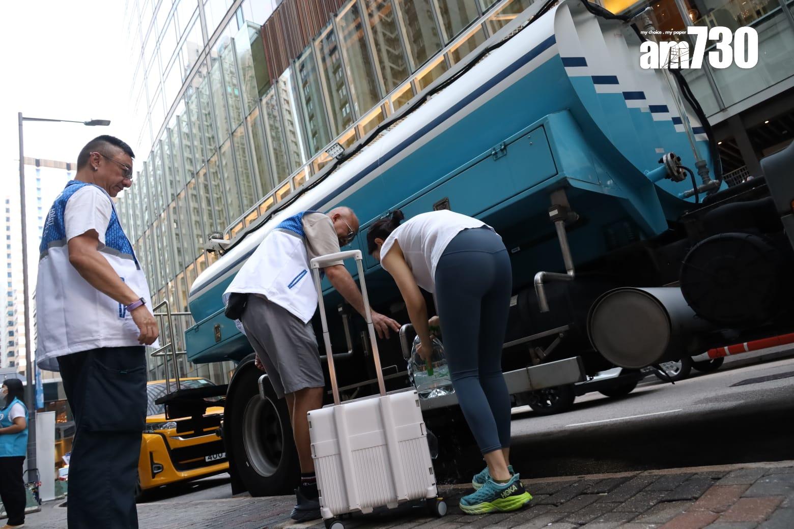 水務署派員到場協助。( 鍾式明攝)