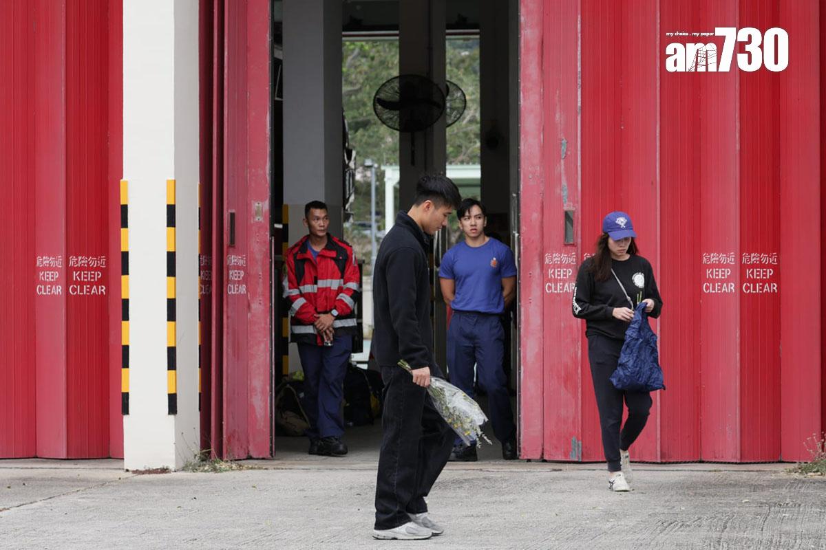 大埔宏福苑五級火期間不幸殉職的消防員何偉豪,事發第五日繼續有市民到沙田消防局獻花悼念。(吳康琦攝)