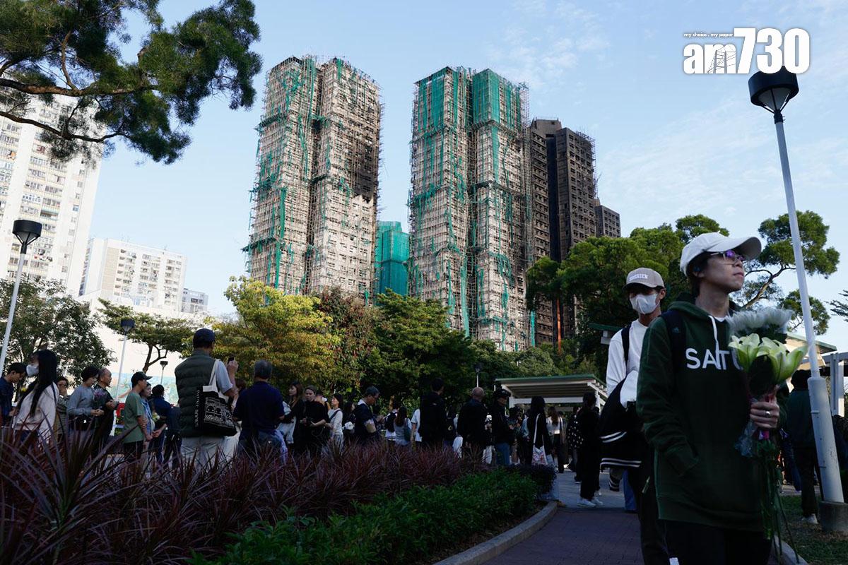 大埔宏福苑五級火發生後,大批市民到場獻花悼念。(資料圖片/蘇文傑攝)