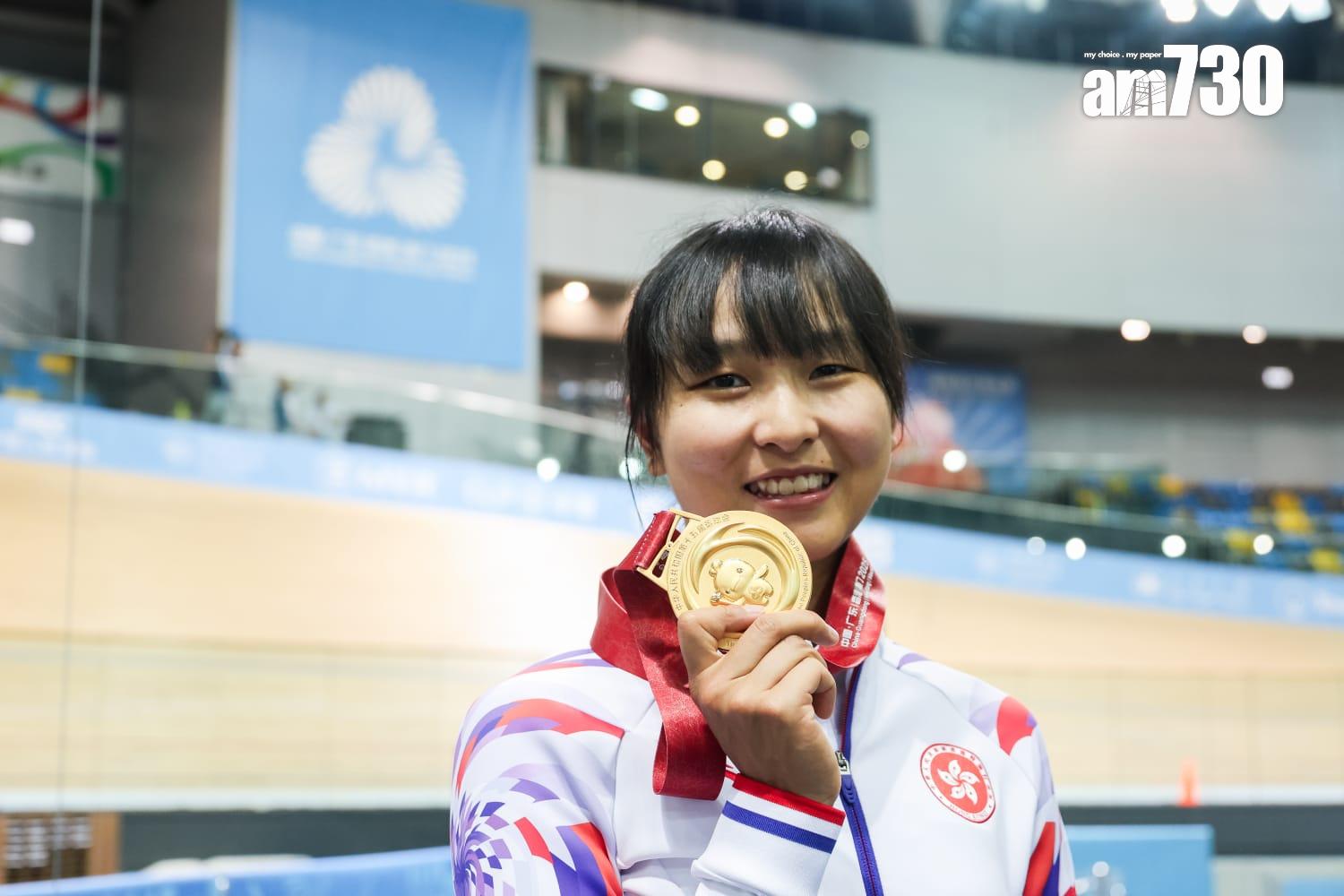 全運會場地自行車項目將於將軍澳香港單車館舉行。成功衛冕公路單車金牌的「小女車神」李思穎,將出戰女子麥迪遜賽和全能賽。港隊訓練期間,李思穎聯同總教練達海飛等全隊見傳媒。(周令知攝)