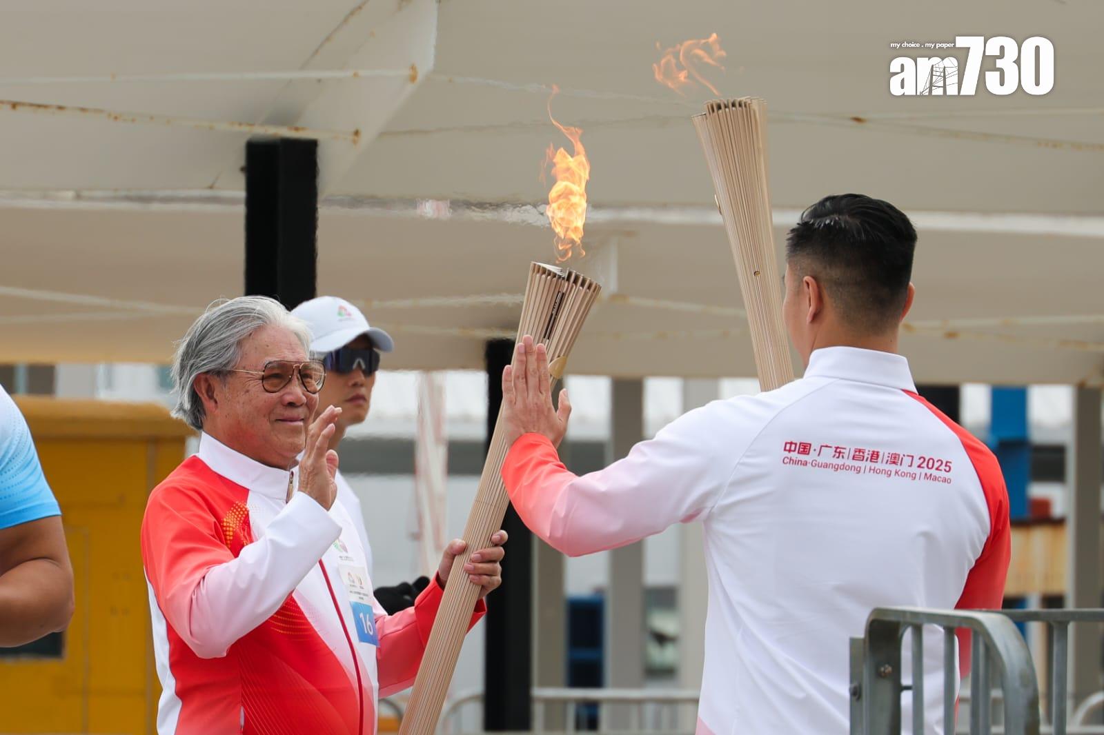 港協暨奧委會會長霍震霆為手炬手之一。(吳康琦攝)