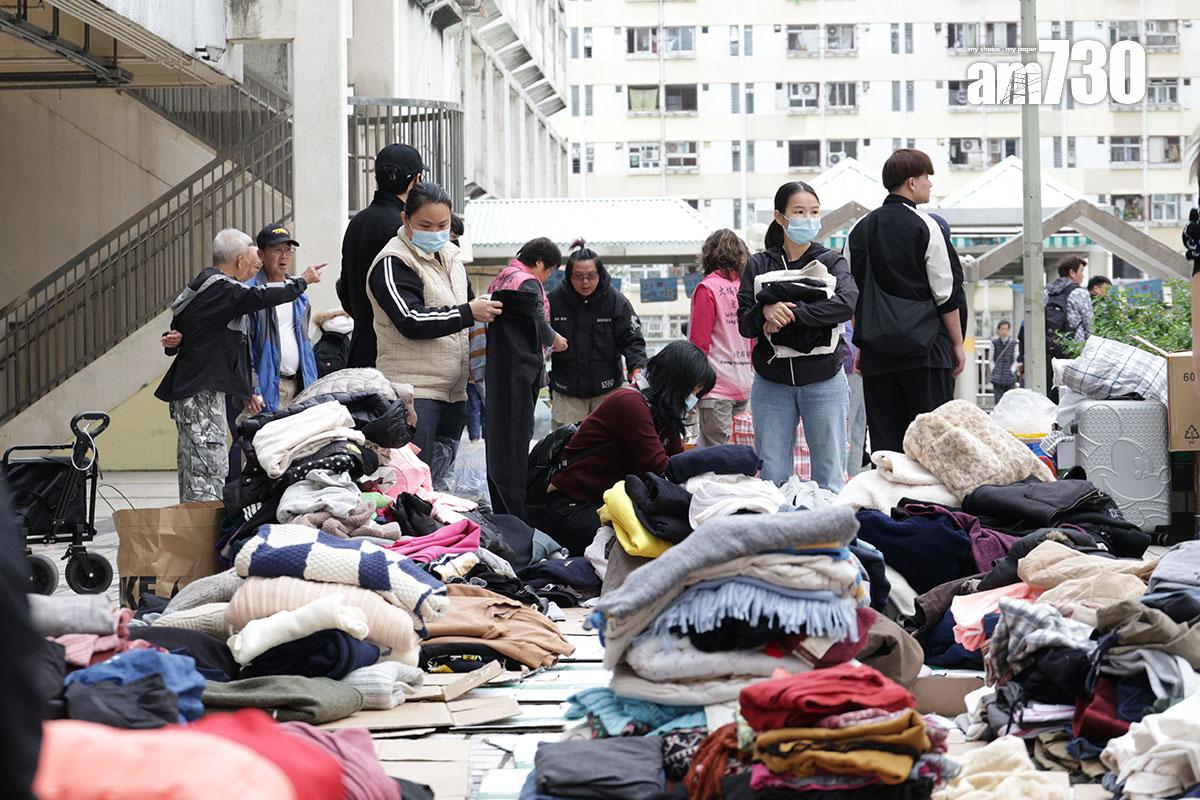 大埔宏福苑五級火發生後,大量熱心市民在附近為災民派發物資。(資料圖片/吳康琦攝)