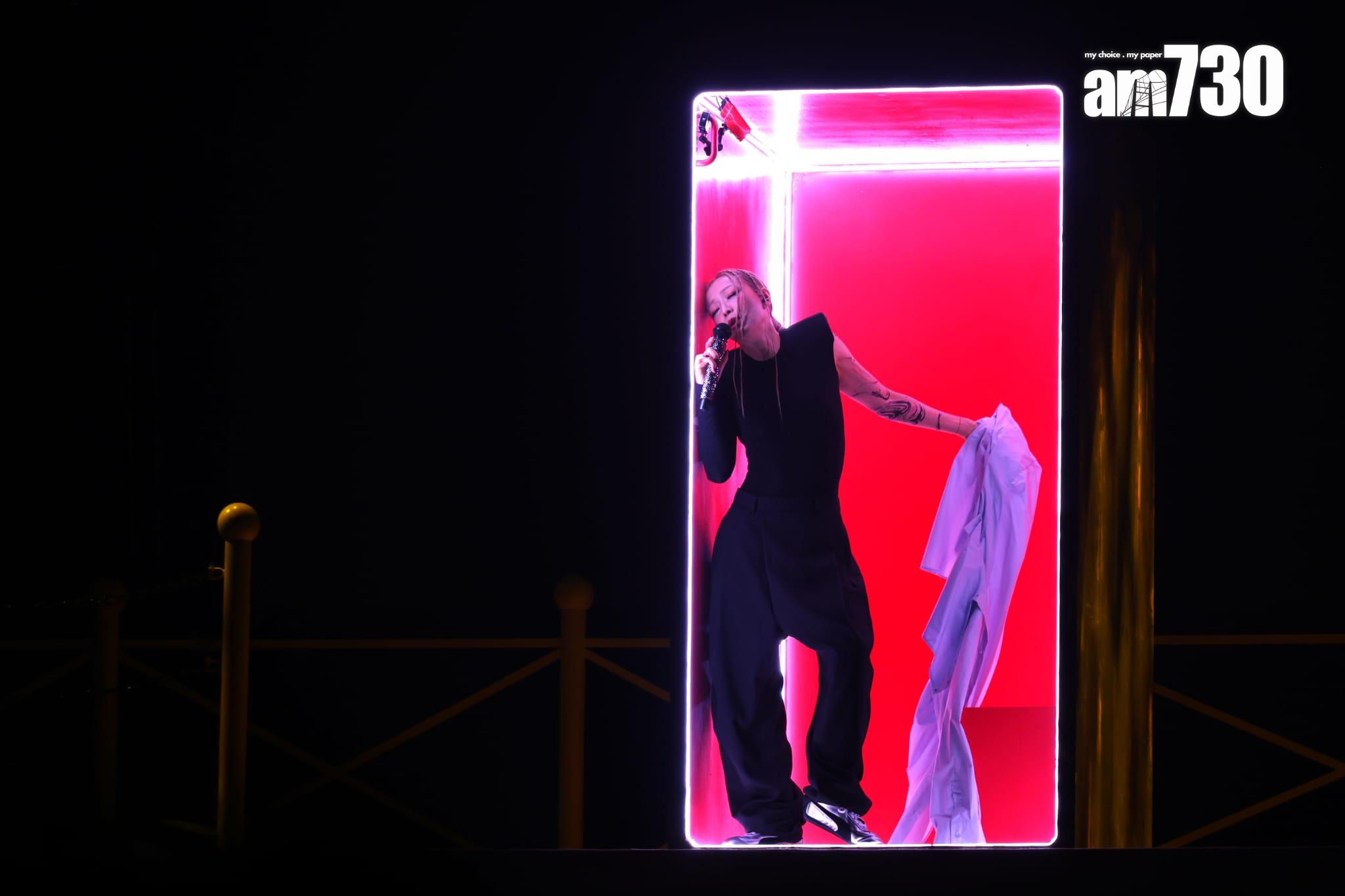 鄭秀文Sammi與張敬軒《Most Wanted 》拉闊音樂會,Sammi隨衣櫃升上舞台張敬軒的《顏色⋯氣味》。(林俊源攝)