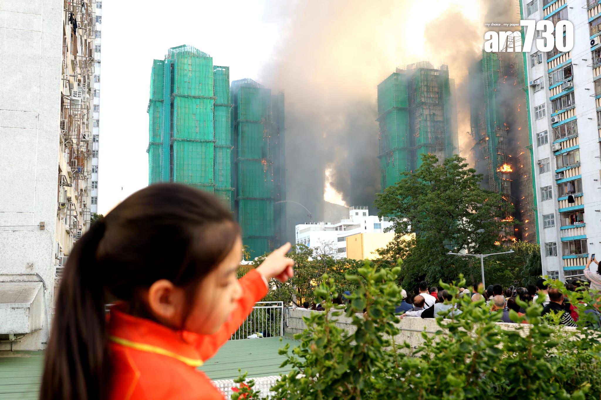大埔宏福苑宏昌閣外牆棚架起火,消防將火警升為四級。 (林俊源攝)