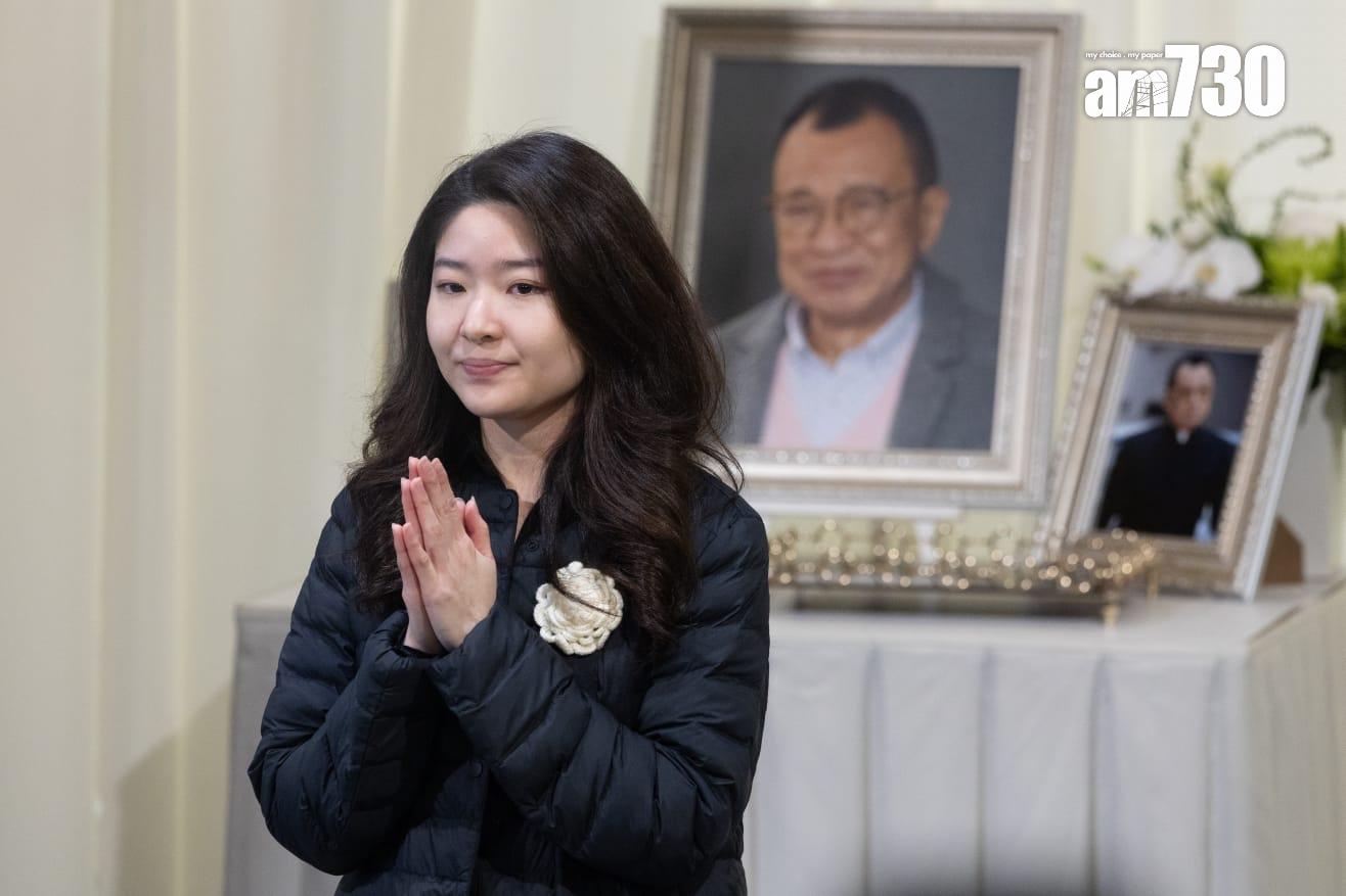 許紹雄女兒許惠菁在靈堂外接受媒體訪問表示感謝各位送Benz雄最後一程。(蘇文傑攝)