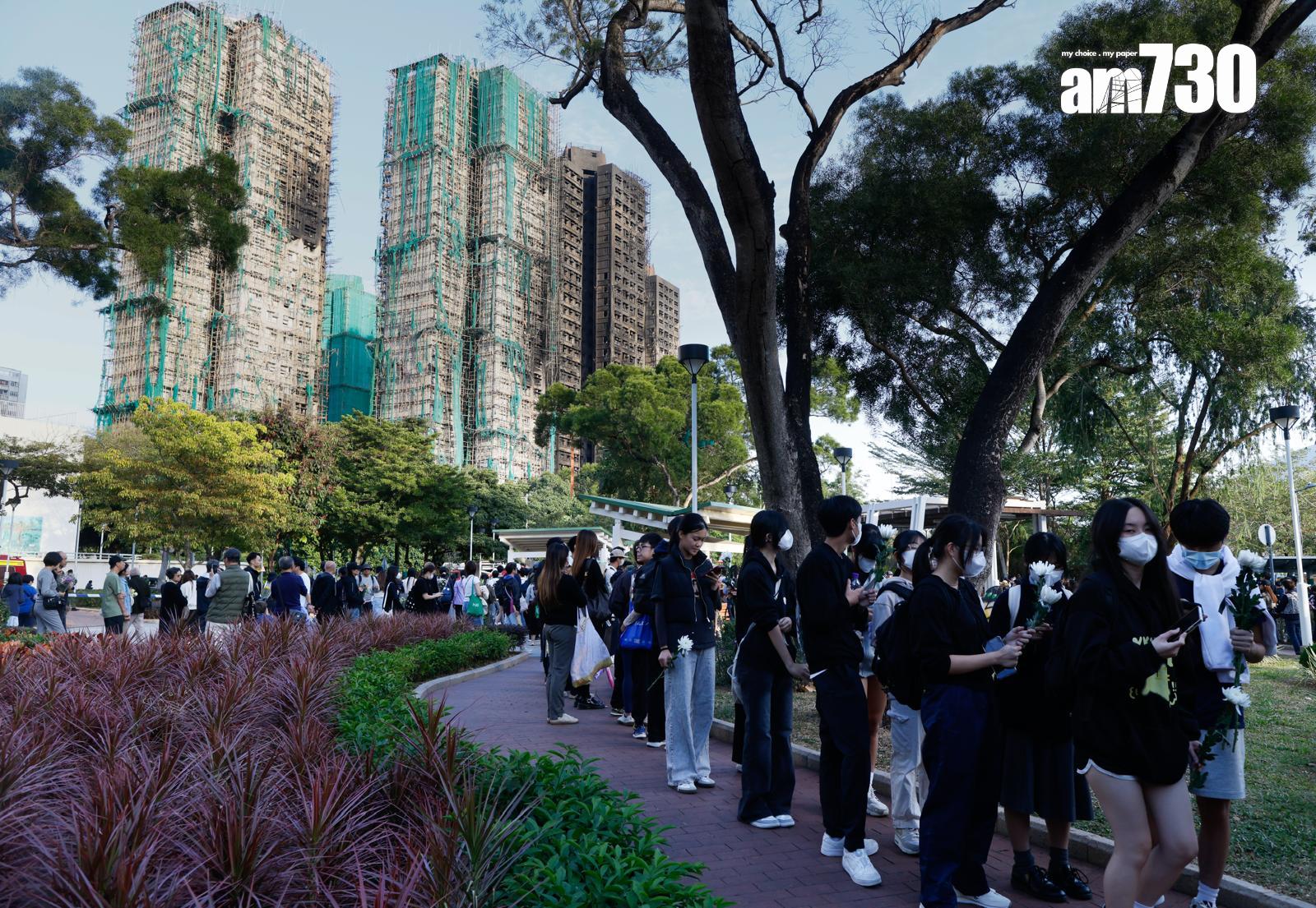 大埔宏福苑五級火,大批市民到場悼念(蘇文傑攝)