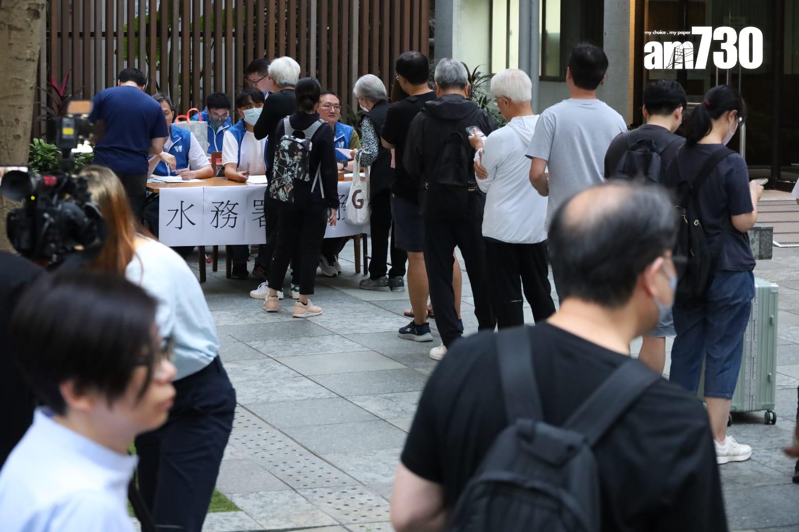 水務署派員到場協助。( 鍾式明攝)