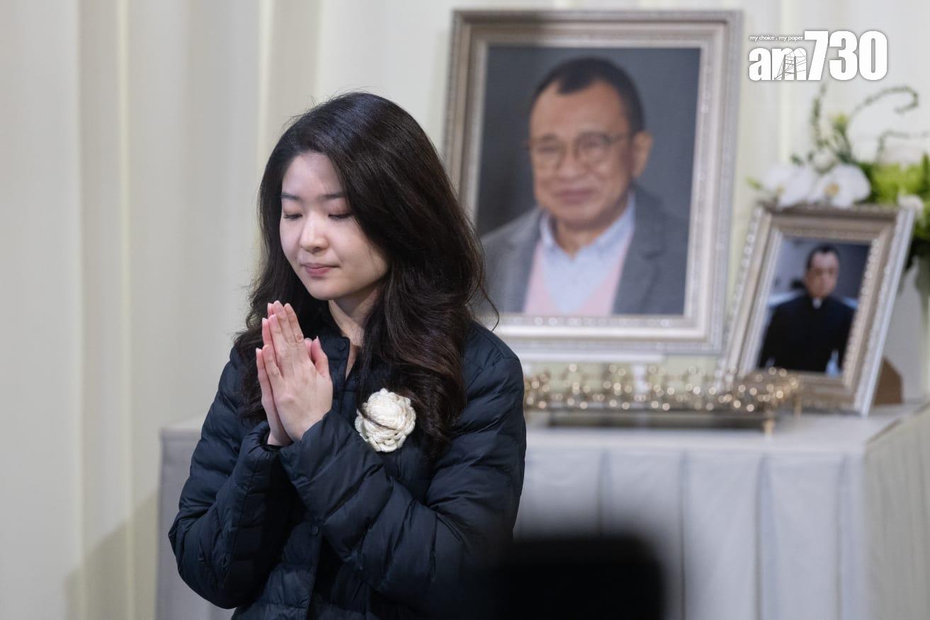 許紹雄女兒許惠菁在靈堂外接受媒體訪問表示感謝各位送Benz雄最後一程。(蘇文傑攝)