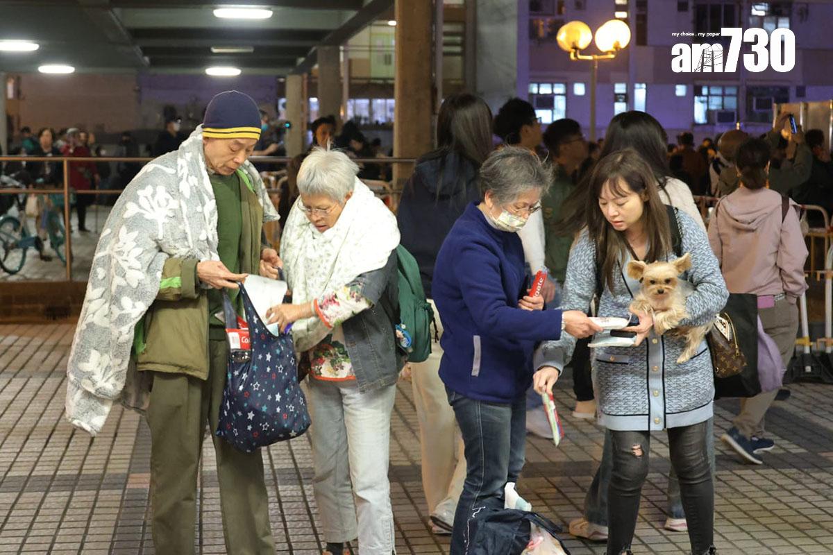 大埔宏福苑發生五級火,居民到附近安全地方暫避,憂心忡忡。(林俊源攝)