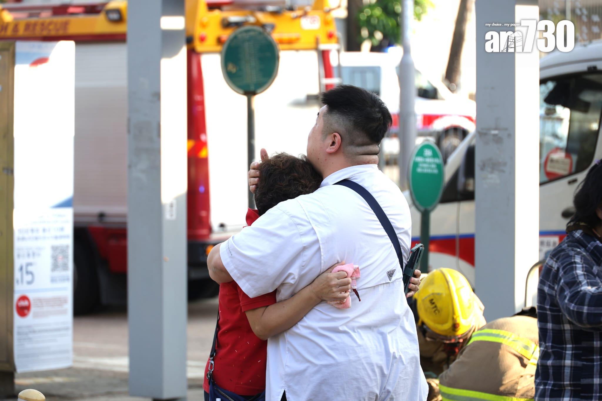 大埔宏福苑宏昌閣外牆棚架起火,消防將火警升為四級,大批居民前往安全地方暫避。 (林俊源攝)