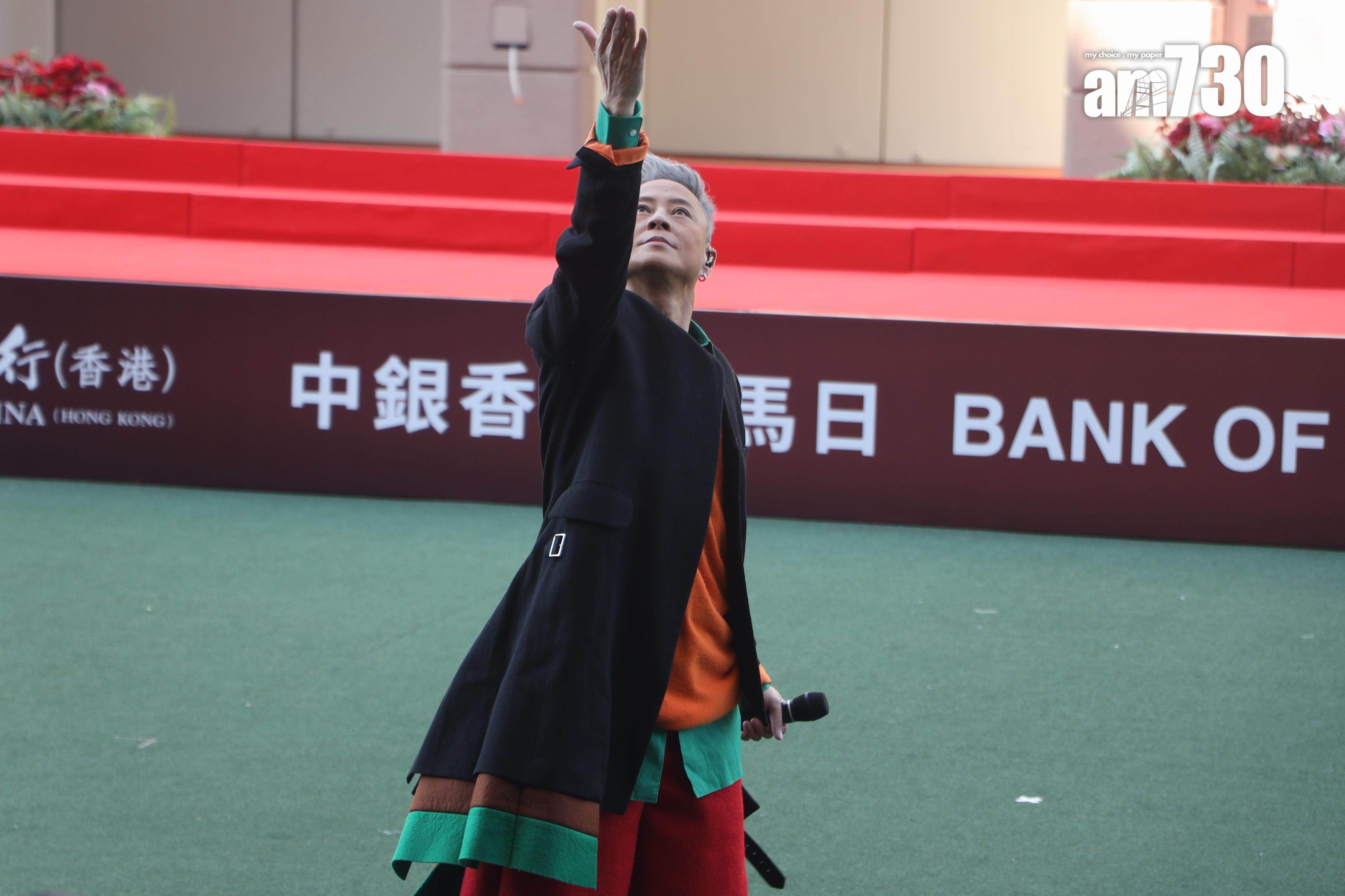 草蜢現身沙田馬場擔任賽馬日表演嘉賓,早前因腦腫瘤手術停工的蔡一傑狀態有勇。(娛樂組攝)