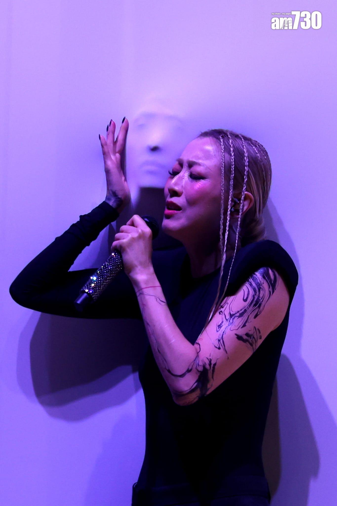 鄭秀文Sammi與張敬軒《Most Wanted 》拉闊音樂會,Sammi唱張敬軒的《浮雕》時,結合形體動作,將自己成為白布上的浮雕。(林俊源攝)