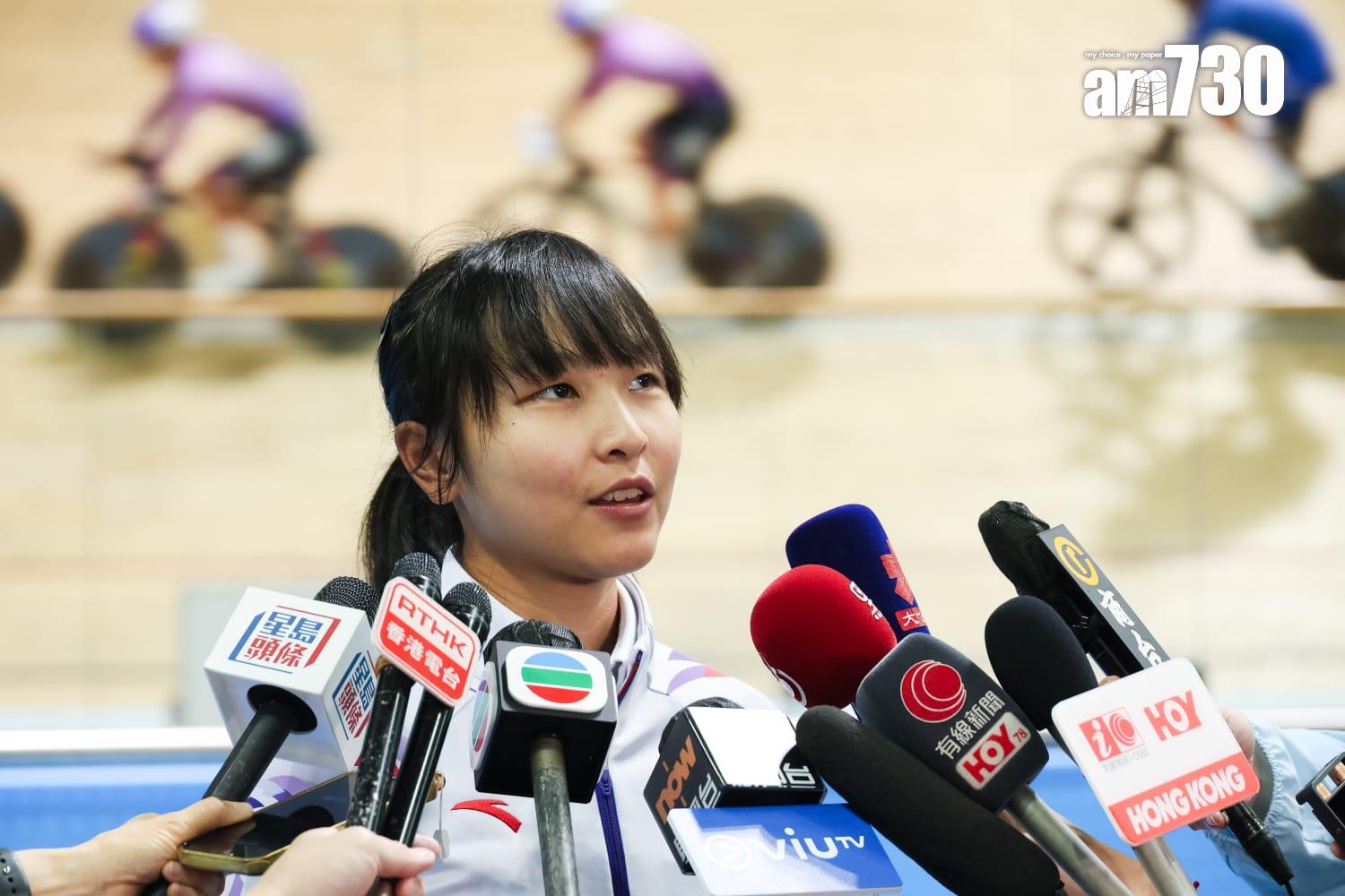 全運會場地自行車項目將於將軍澳香港單車館舉行。成功衛冕公路單車金牌的「小女車神」李思穎,將出戰女子麥迪遜賽和全能賽。港隊訓練期間,李思穎聯同總教練達海飛等全隊見傳媒。(周令知攝)