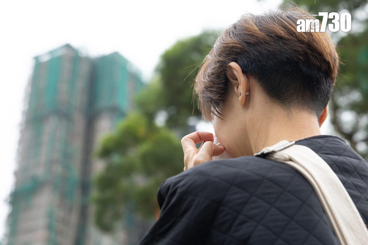 大埔宏福苑五級火發生第五日,繼續有市民到場獻花悼念。(蘇文傑攝)