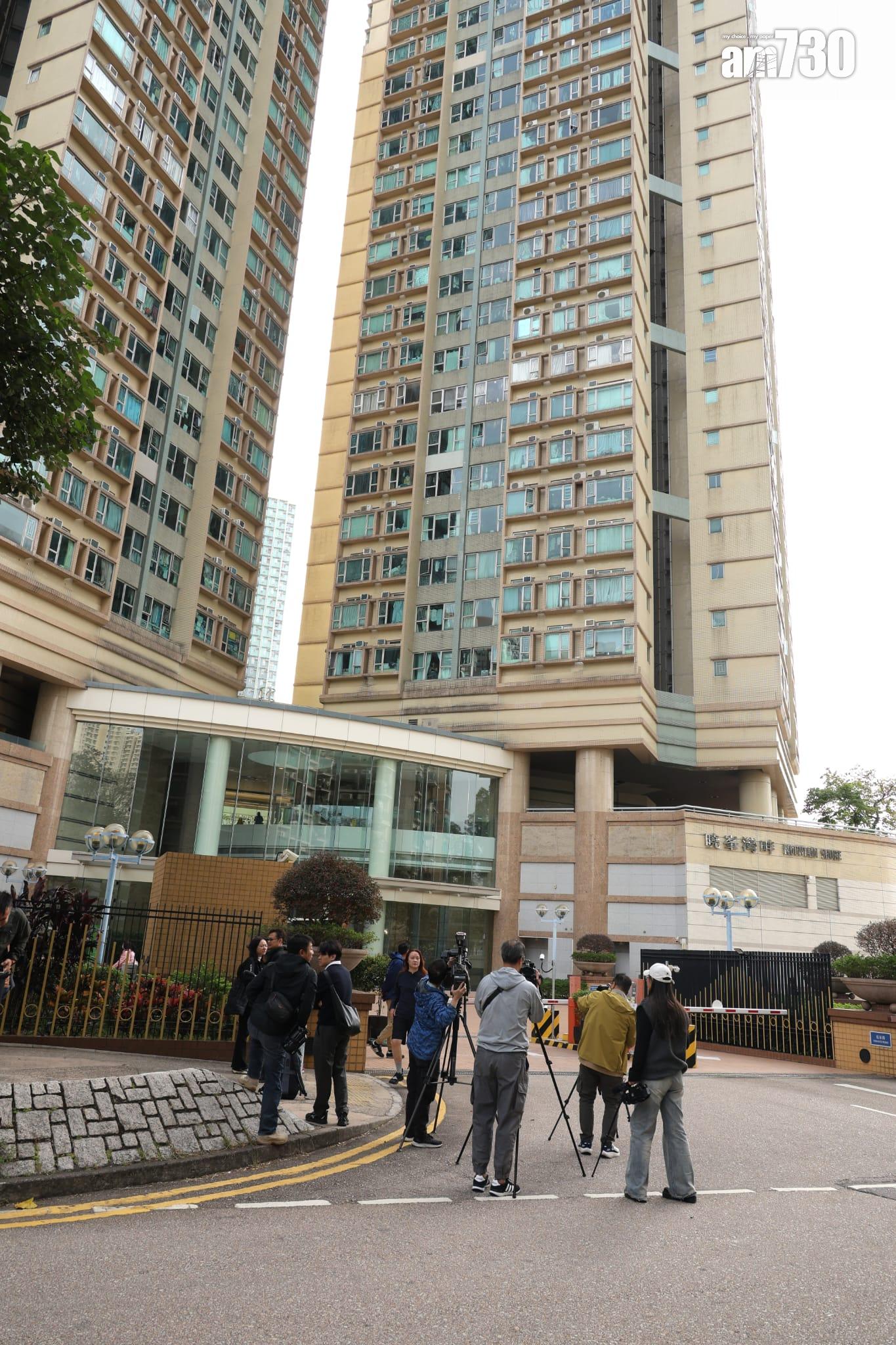 大埔宏福苑五級火|工程公司3負責人涉「誤殺」被捕,其中一人被押返馬鞍山蒐證。(林俊源 攝)