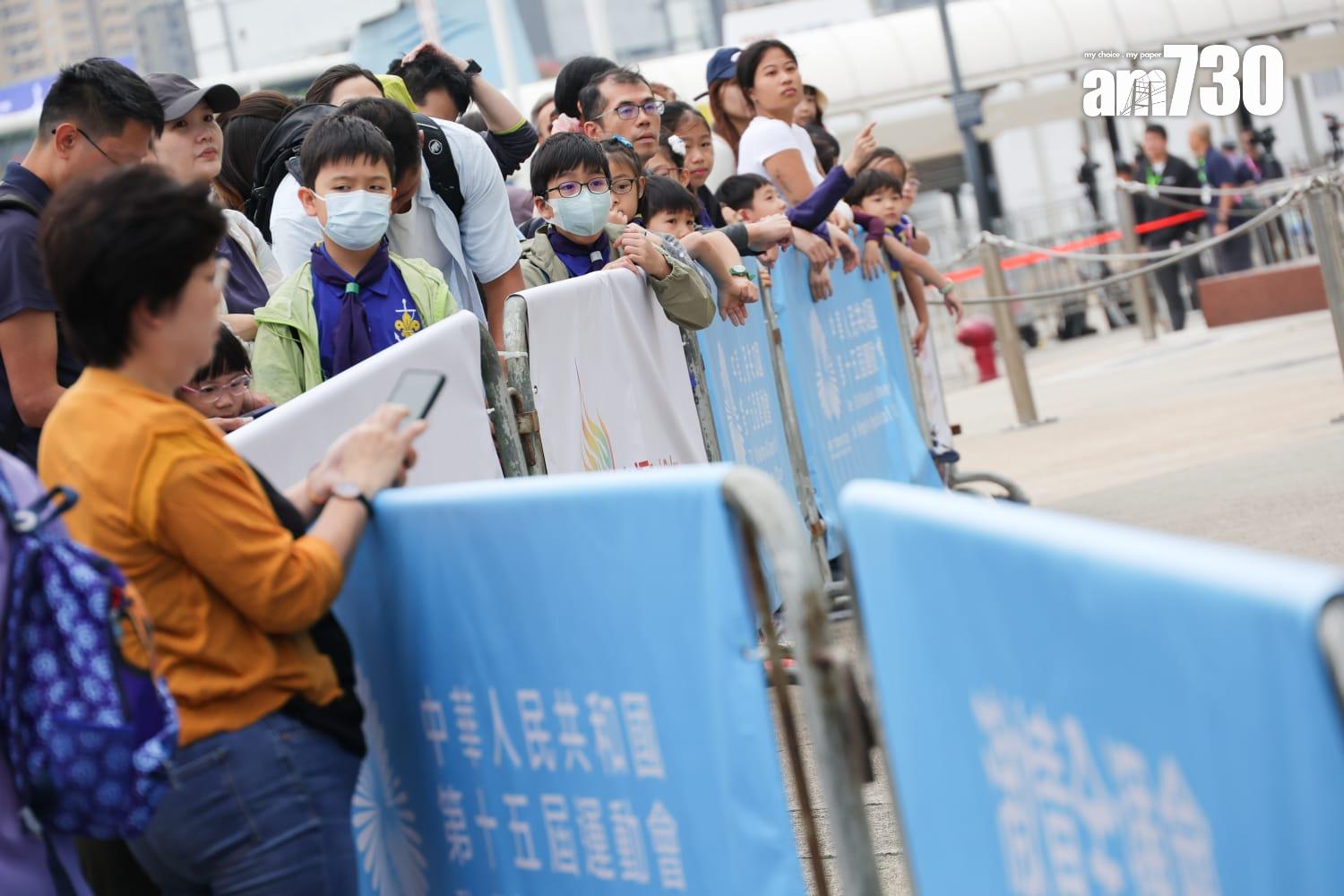 沿途有市民圍觀。(吳康琦攝)