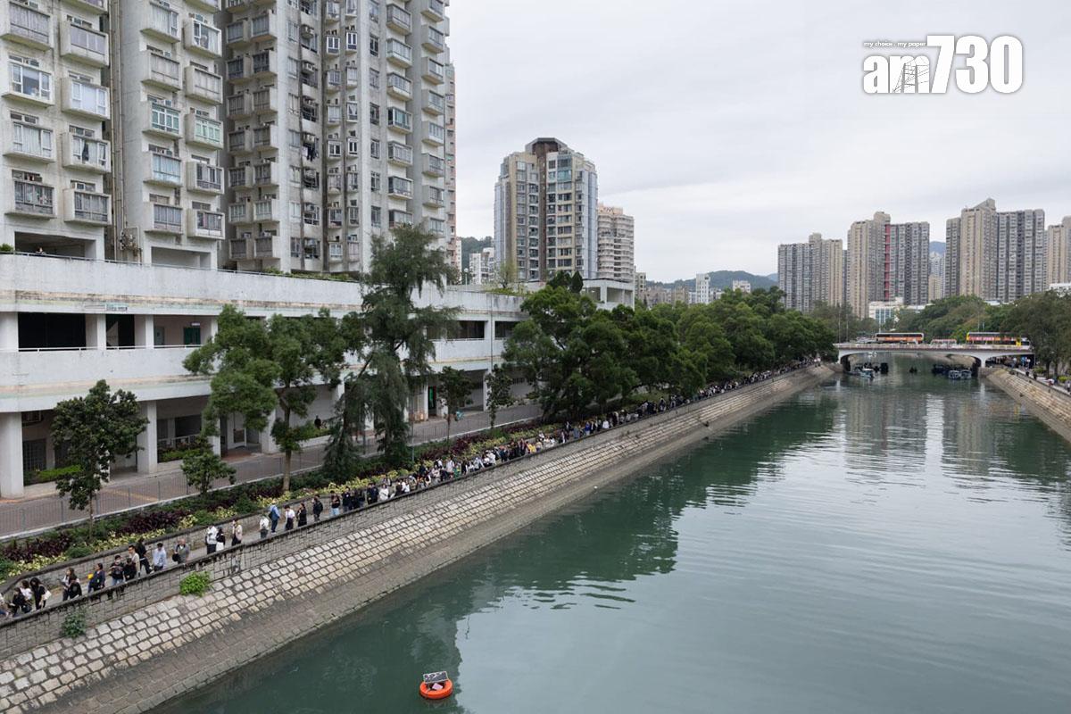 大埔宏福苑五級火發生第五日,到場獻花悼念的市民人龍延伸約兩公里。(蘇文傑攝)