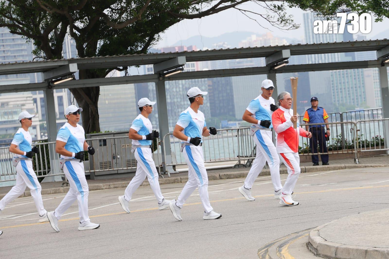 港協暨奧委會會長霍震霆為手炬手之一。(吳康琦攝)
